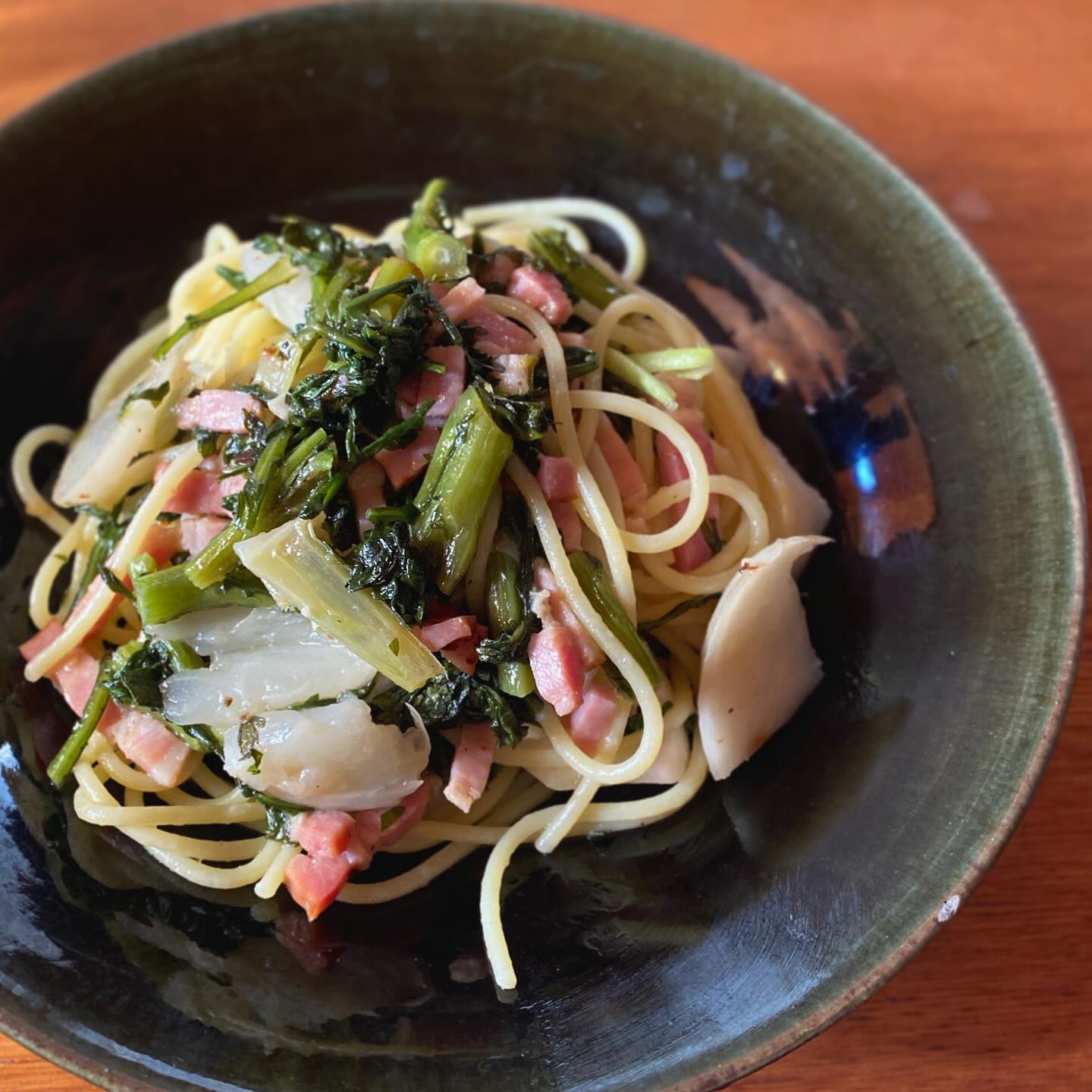 今日もまたパスタを食す。ツレアイokayanが無類のかぶ好きで、インスタでチラ見したカブのパスタが美味しそうだったというので、冷蔵庫にあったカブと春菊とベーコンでパスタ。
パスタってご飯並みに、なんでも合うよなあ。