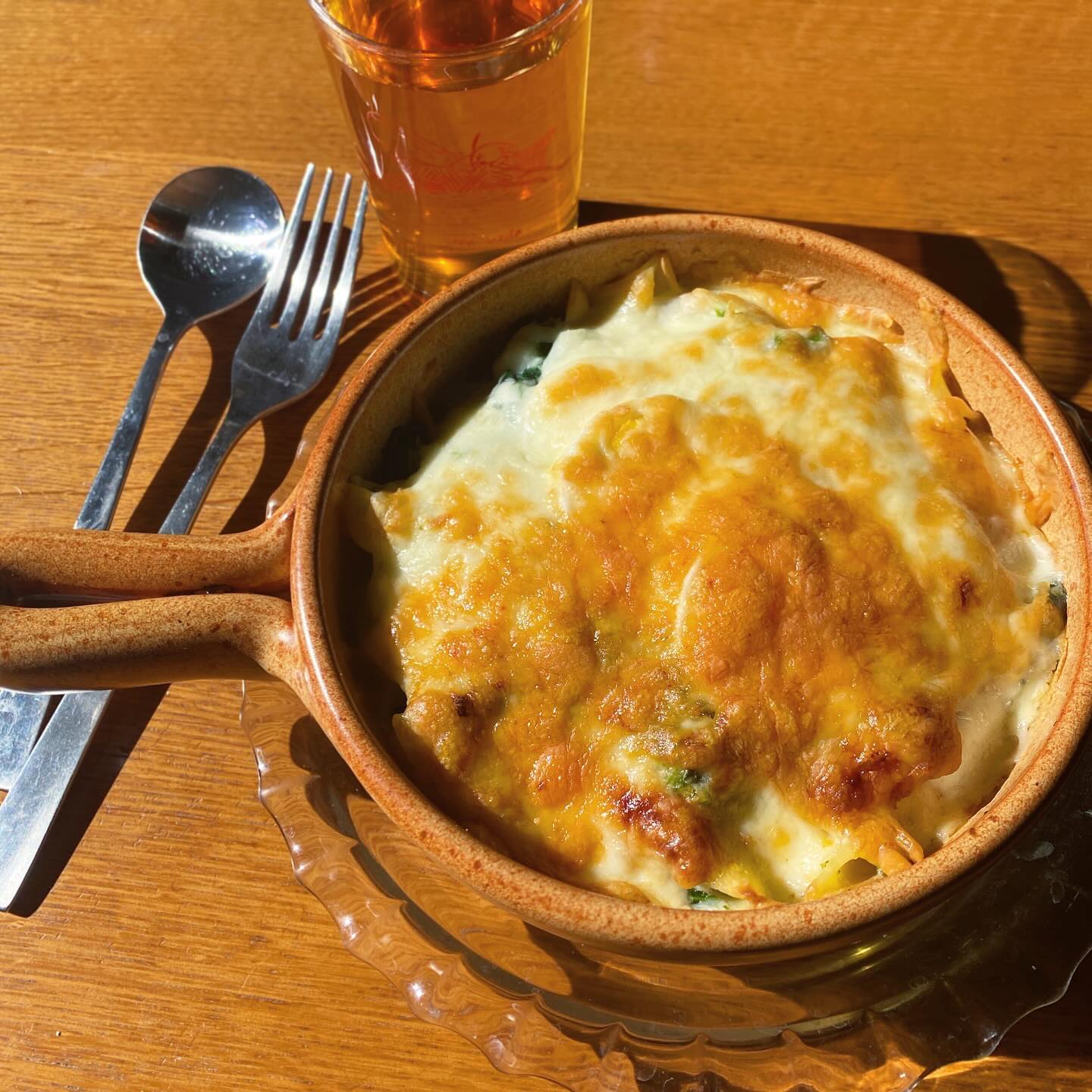 夜は日本酒を飲む予定にしているので、昼のうちに食べるべきものを食べなくちゃ、というわけで、お店の残り物ホワイトソースと菜の花でペンネマカロニグラタン。昼から豪勢だわ。