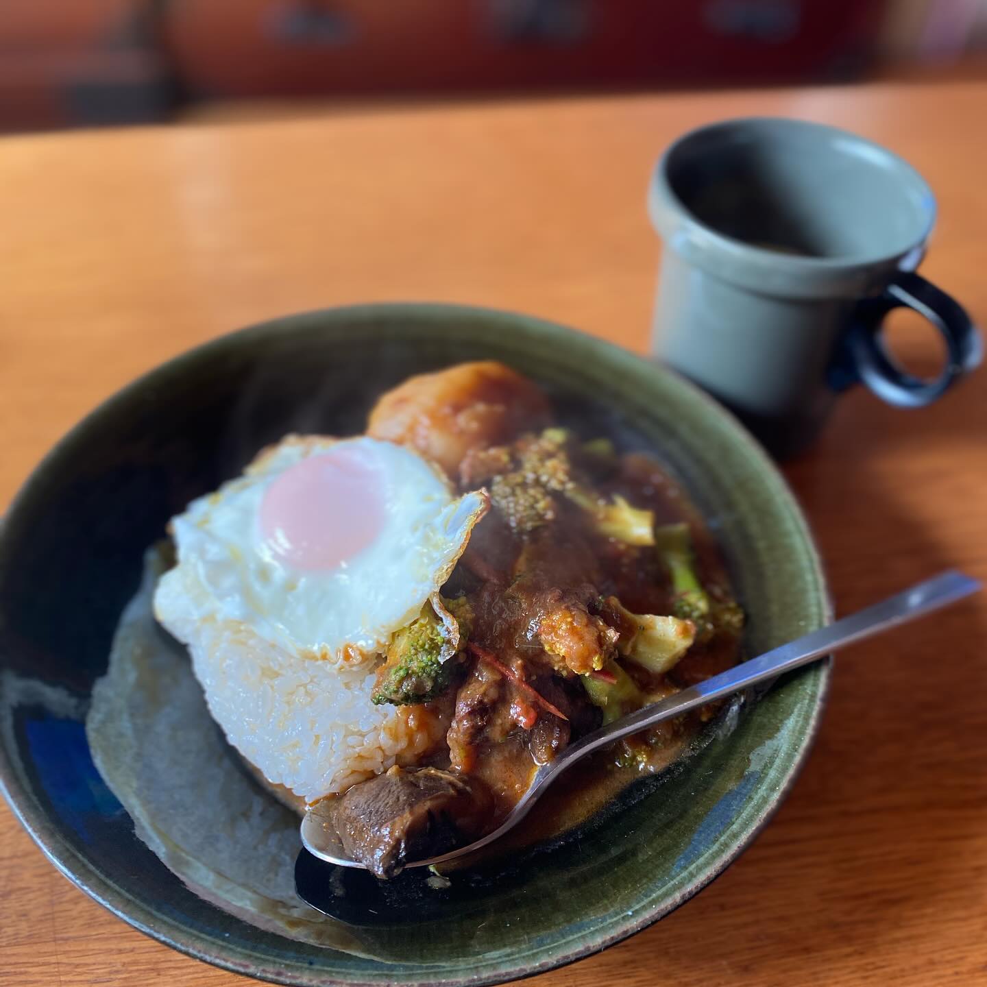 お昼ごはんは先週の残りのビーフシチューをご飯にかけて。目玉焼きを乗っけてほしいというツレアイのリクエストにお応えしたらなかなかのボリューム。