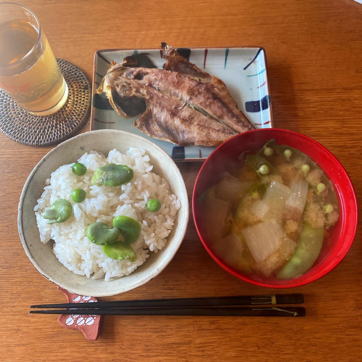 赤ワインが入ると翌日お酒が残りやすいな…体にやさしく、お味噌汁と鯵の開きで昼ごはん。豆はのっけただけ、炊き込んでない豆ごはん。