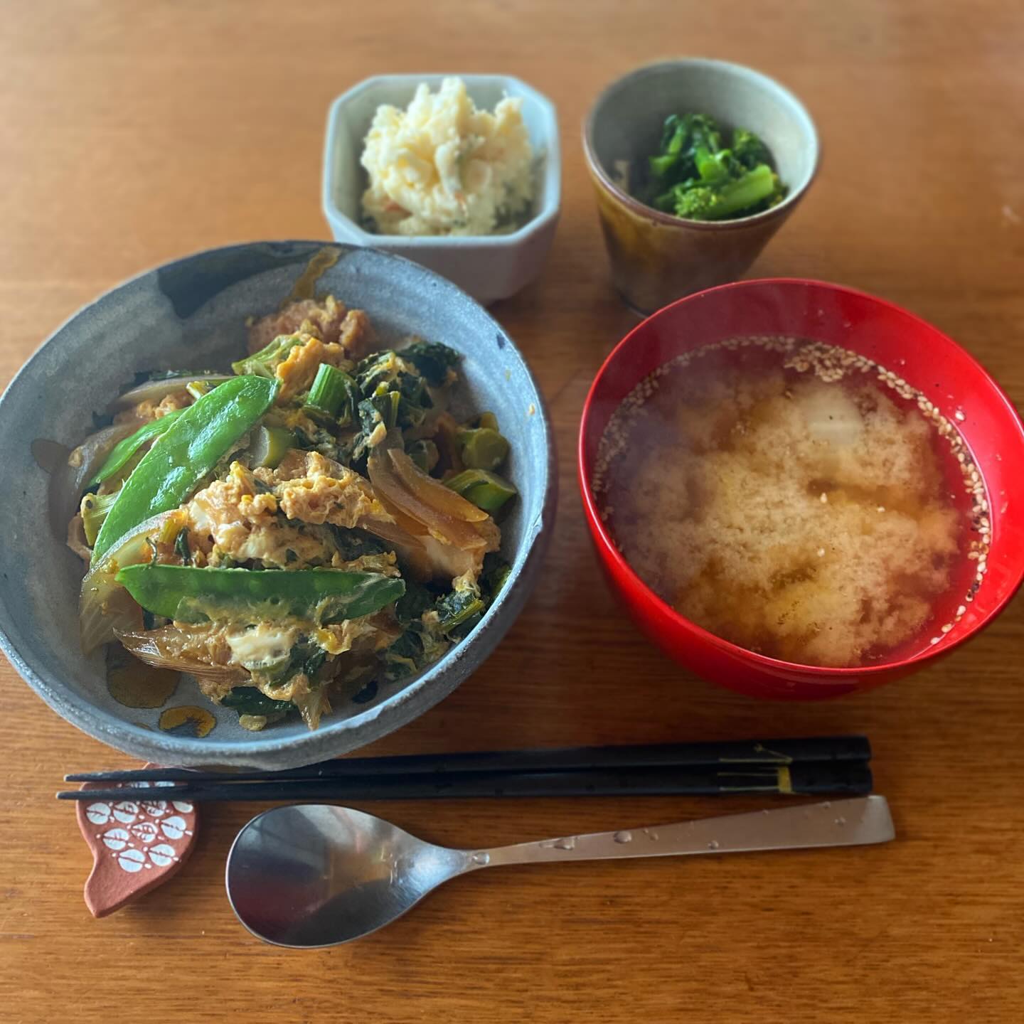 三連休だと完全オフ日ができていいなあ、と言いつつ今日も資料の整理とかしちゃうんだろな。
今日はお店のカツカレーのあまりのチキンカツをツレアイと半分こで使ってチキンカツ丼。ポテサラと菜の花のからしあえ、お店の余り物だけでかなり休日のごはんはまかなえてしまう。