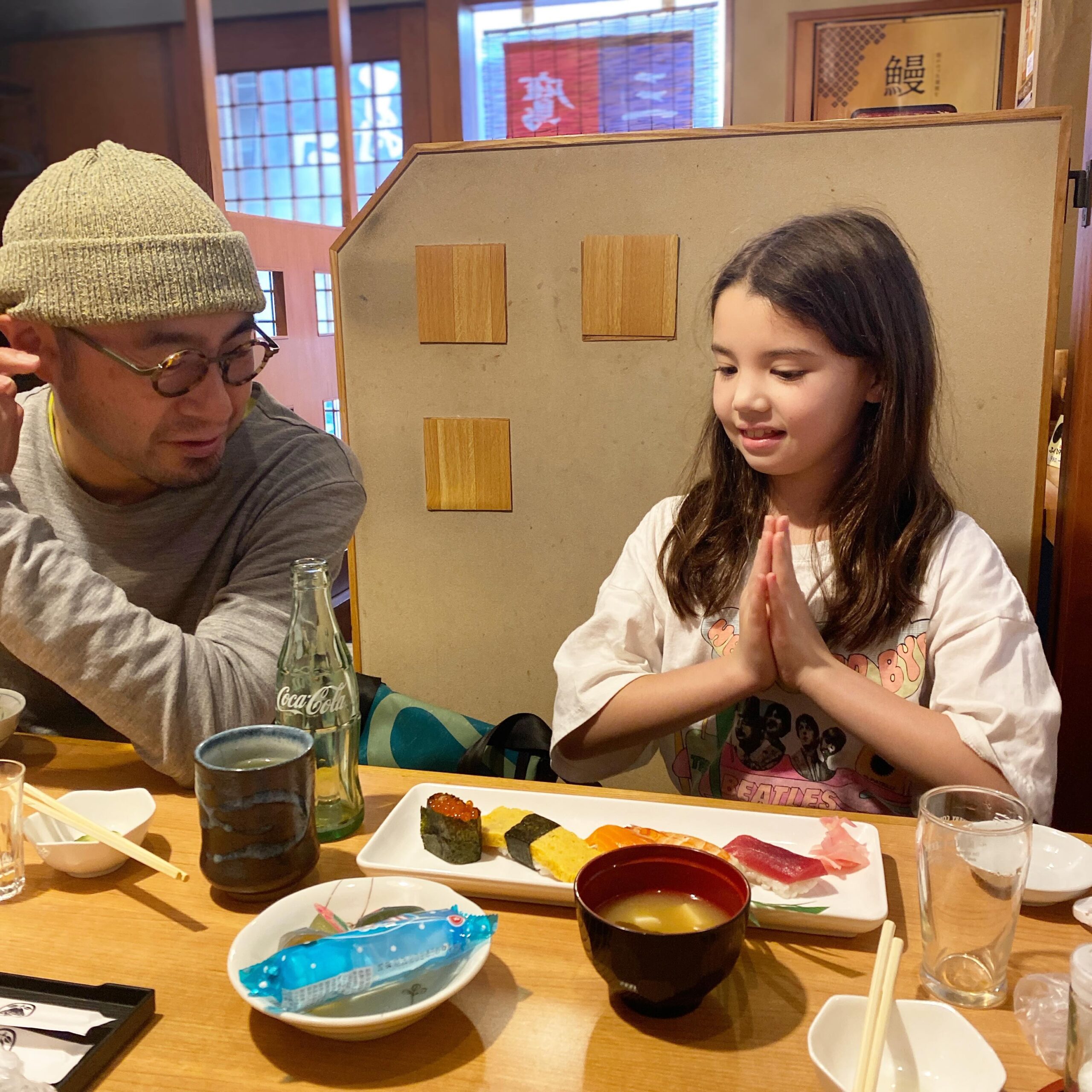 今日のお昼は幼馴染のもりくんの寿司屋、自宅から徒歩1分の鮨芳へ。ヒロミちゃん、楓ちゃん、okayanと行って美味しいお寿司をたのしんでお開き。いつもお寿司の写真を撮り忘れるな…すぐ食べちゃう
次来れるのは1年半以上先かも、とのこと。またくるのを楽しみにしてるよー