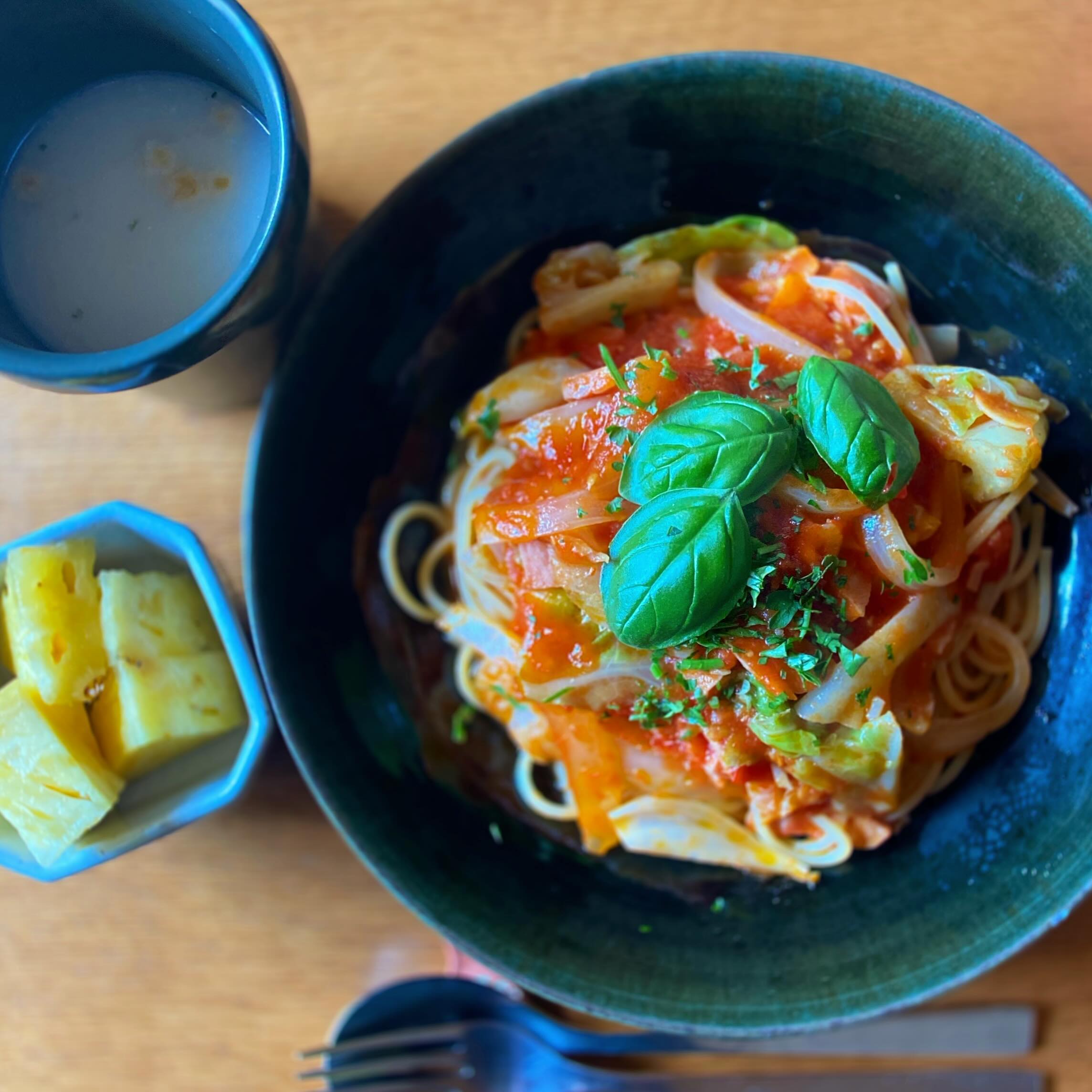 日常モード。okayanはたいていパスタが食べたい。トマトと新玉ねぎとベーコンのパスタ。