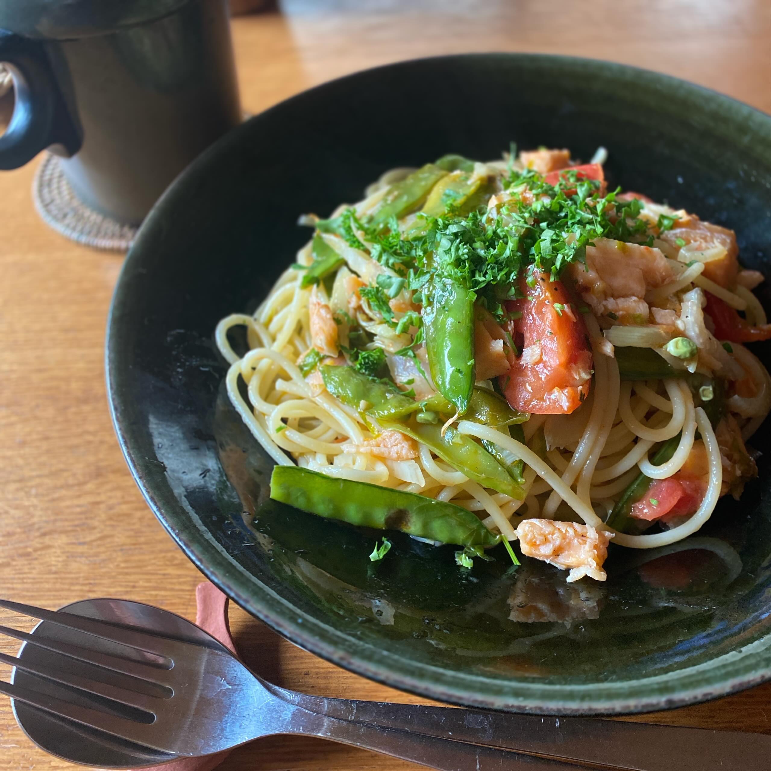 タケノコチャーハン終わって暇かと思いきや、今週も忙しくありがとう！の、定休日。でもランチはいっときの大混乱は終わって、落ち着きのある忙しさ。新しいお客様もちらほら見えて嬉しい。
やっぱり今日もパスタでお休みは始まる。サーモンのハラス部分をオリーブオイル漬けにしておいたのを使って、サーモンと絹さや・セロリ・塩トマトのパスタ。