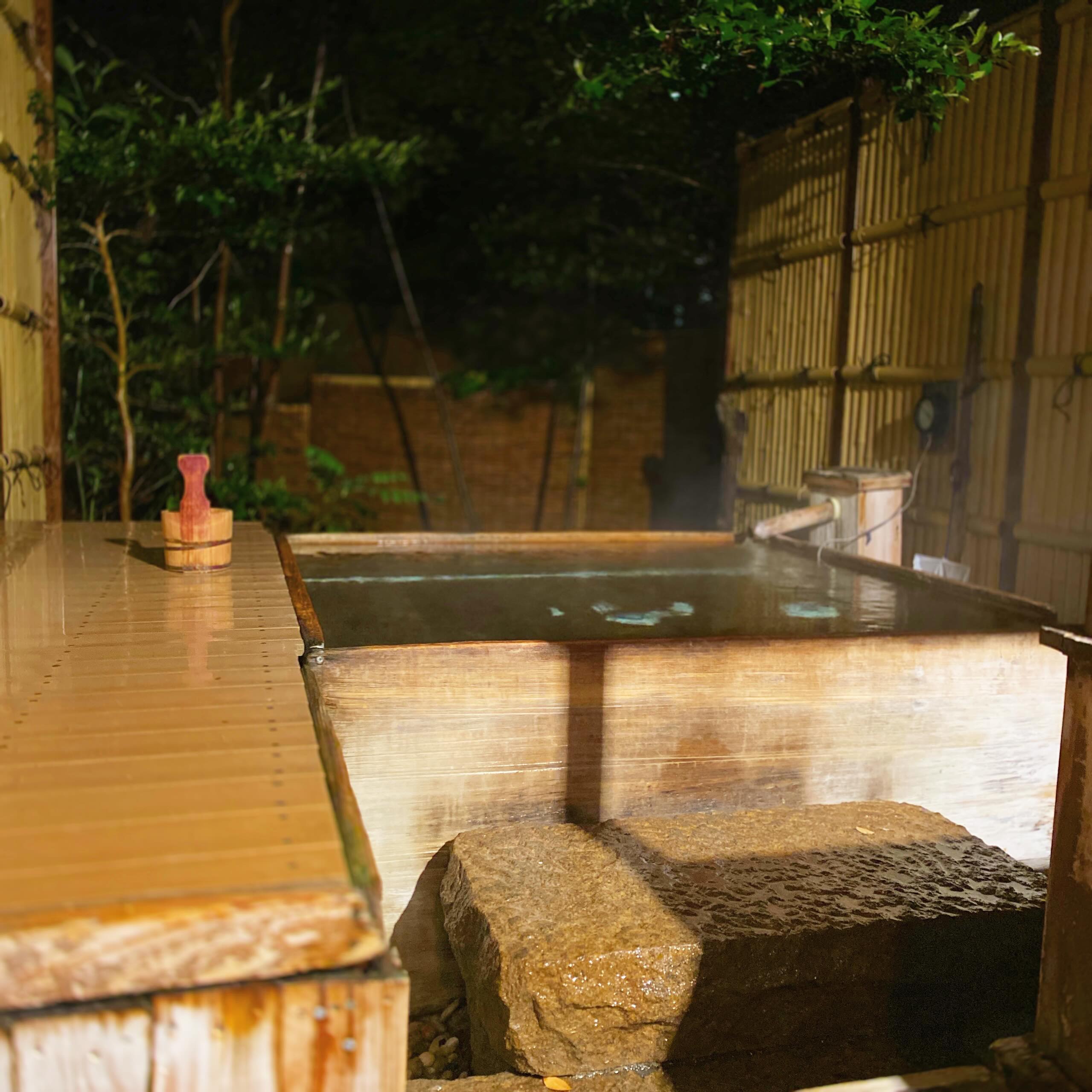 ザーザー雨の中貸切露天風呂