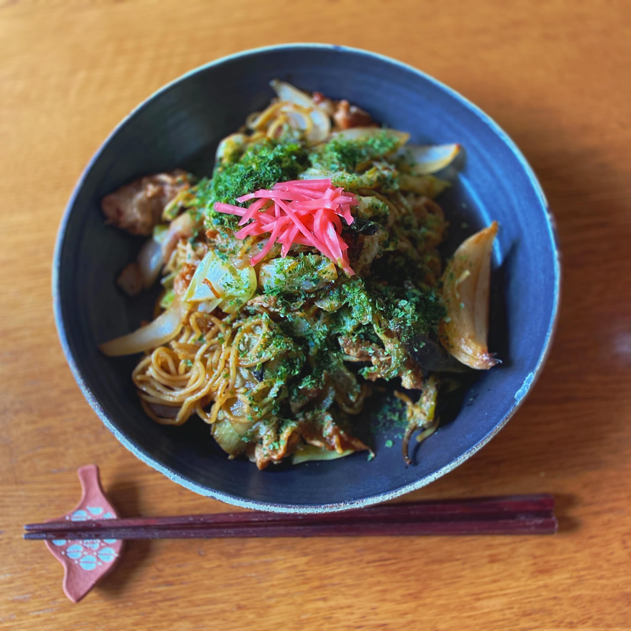 定期的に食べたくなる焼きそば…珍しくokayanの方が食べたいと言い出したので、冷蔵庫の残り野菜で焼きそば。
先週はランチが今ひとつ暇で、春の狂ったように忙しい！って感じは無くなった…みんな来る日は同じで、こない日も同じで、平均的にお客様が来るってことはあまり無いんだなー。