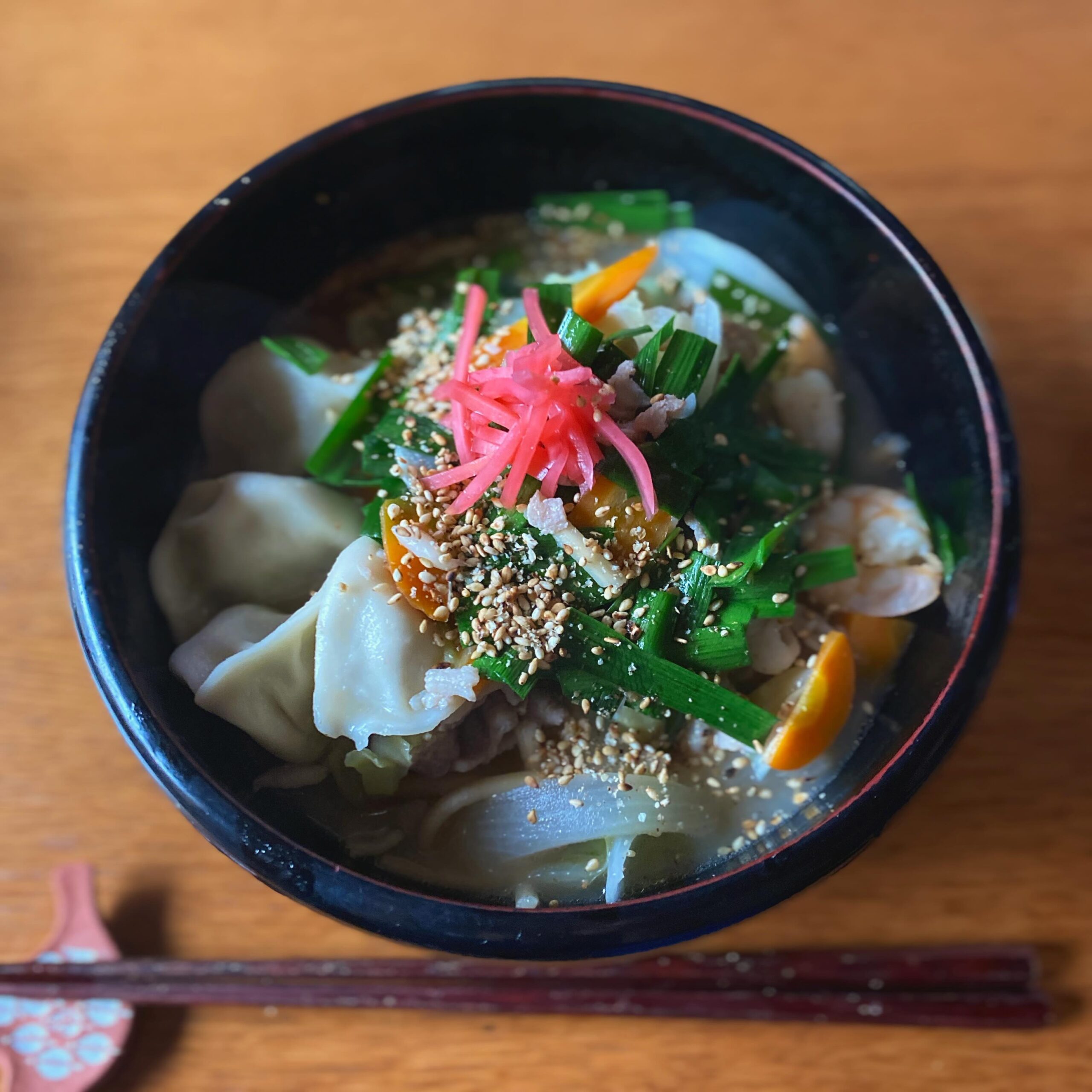 昨日とビジュアル似てるな…お取り寄せの長崎ちゃんぽん麺を使って昼ごはん。冷凍水餃子まで入れて、ボリュームたっぷり、スタミナたっぷり。
昨日のうちにお店に行ってデザートも仕込んだ、今日は雨、ゆっくりするぞー