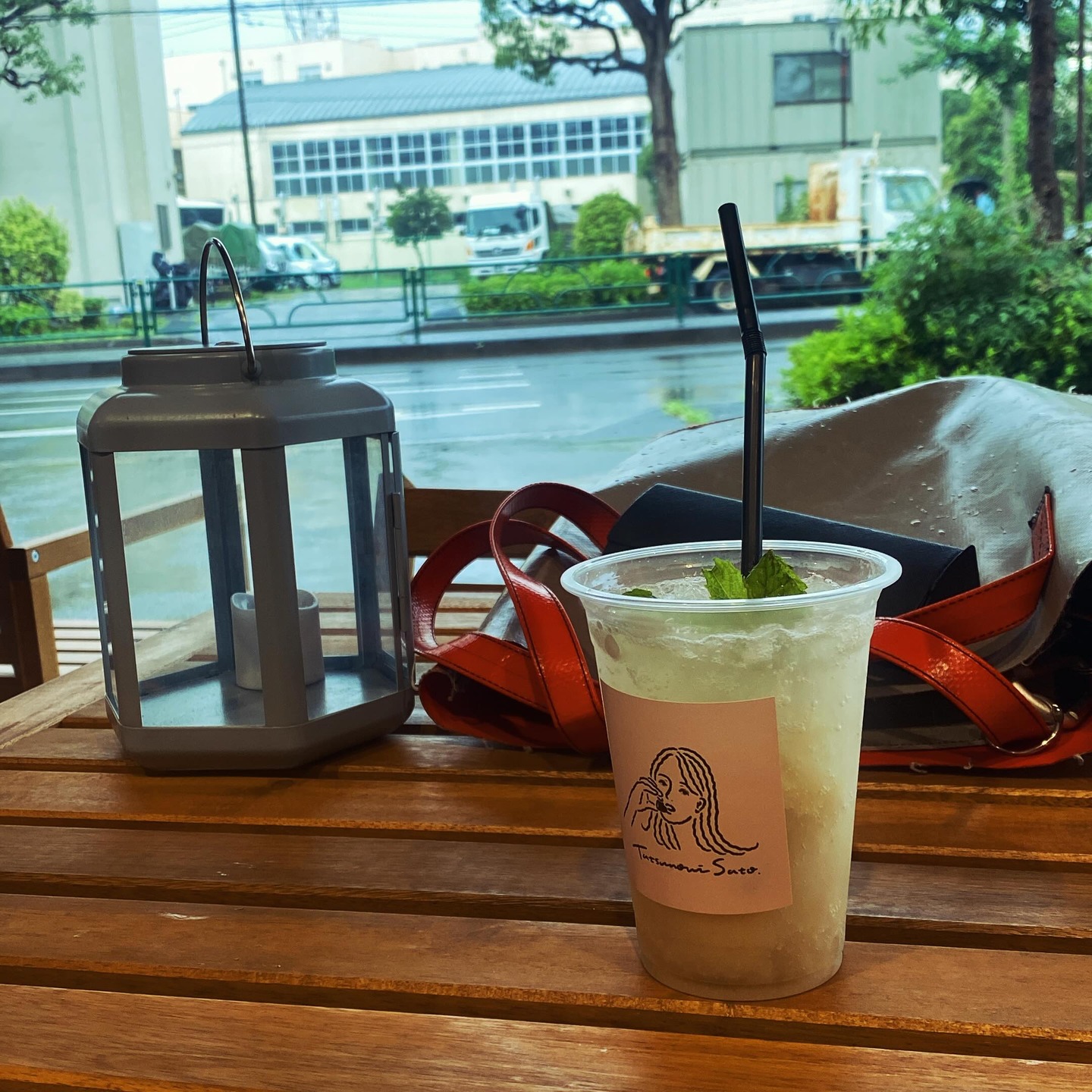 雨だからプールは中止…でも運動不足になるからちょっと歩こうかな…そういえばいつも月火定休日で行けないチョコレート屋さんが七月は無休らしい、と聞いて、そんなに大ぶりじゃ無いからウォーキングがてら行ってみよう！と歩きに歩いて45分！しかも雨はジャージャー降ってきて足元びちゃびちゃ。
でもついたお店のガレージに作られた客席で雨の通りを眺めて扇風機に吹かれ、湿度の高い中飲む限定ドリンクは桃かライチを思わせる風味のカカオのドリンクを飲むと、ベトナムにいるみたいな気持ち。
なかなかいいよ、こんな雨の日も。