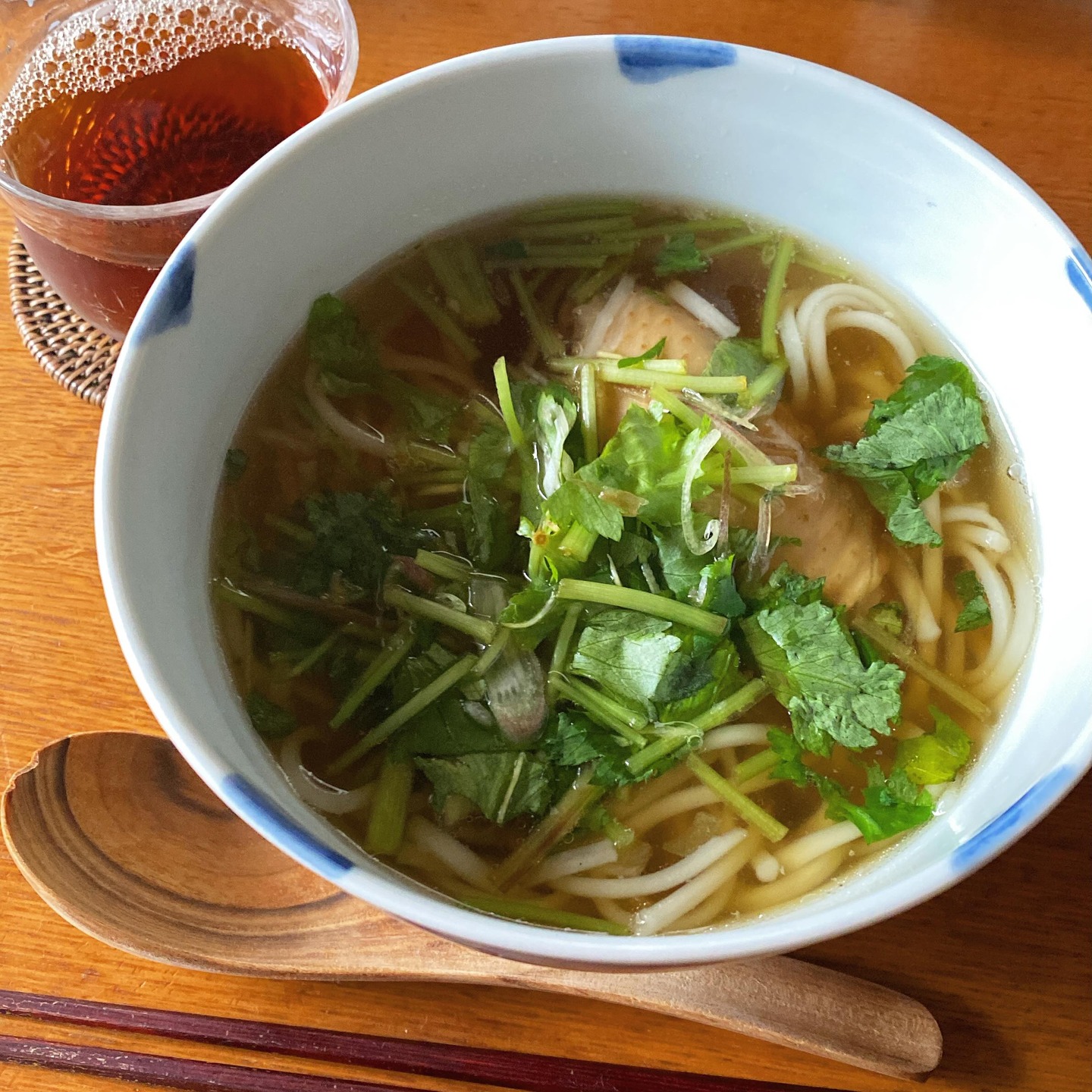 お店ではあんまり出なかったな…揚げ野菜のっけそうめんは、めちゃくちゃ出た。鶏だしにゅうめんは、あったかい気分じゃなかったのかな？　と、本日のお昼ごはんに。
これ、美味しいと思うけど