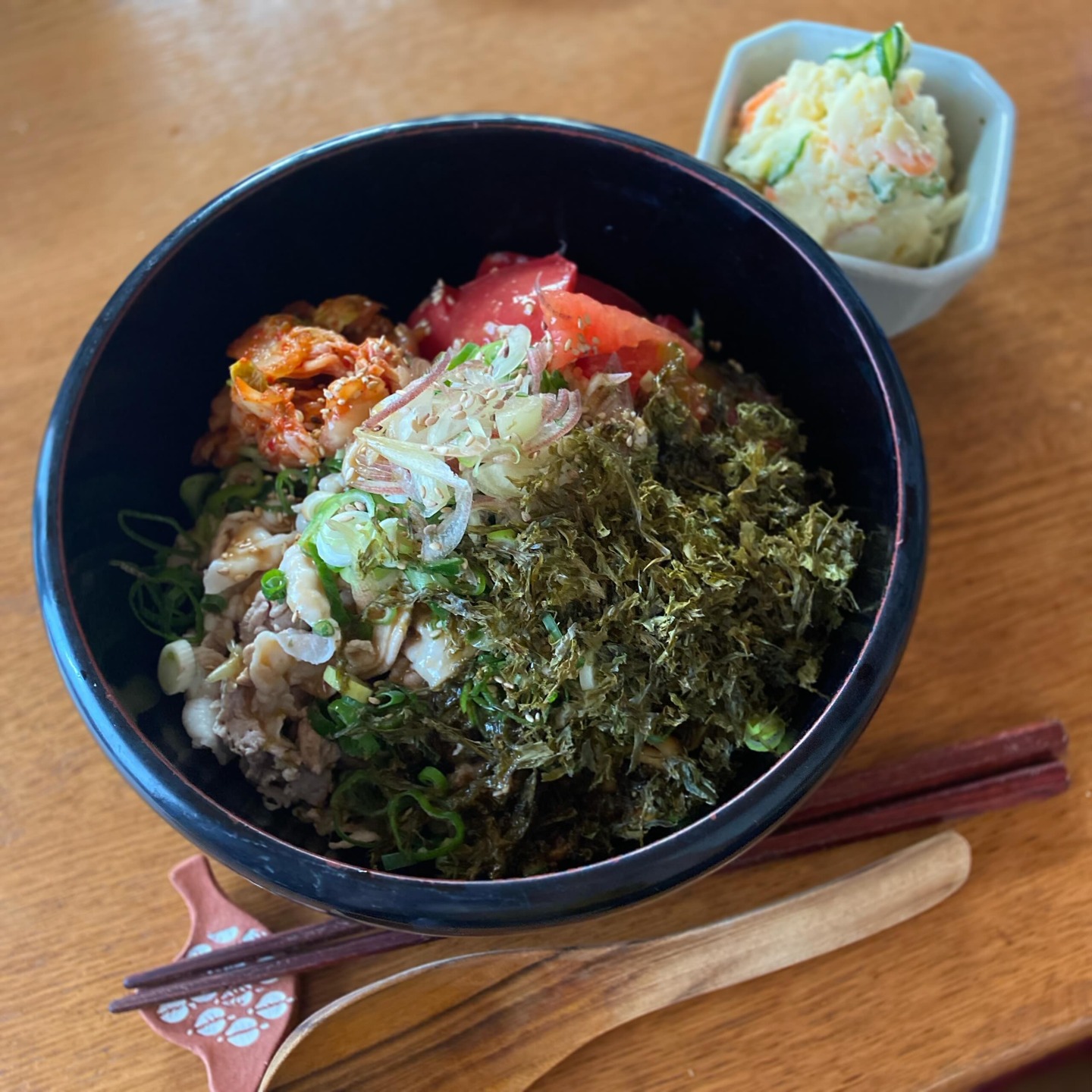 午前中から歯医者…小さな虫歯だけど麻酔が必要で、3時間ご飯が食べられない。
暑いし何もしたく無い…が、ツレアイokayanが健康診断で中性脂肪めっちゃ高！信じられない数値を叩き出しているので、とりあえず魚中心のごはんにしよう…と魚屋へ行ってあれやこれや買ってくる。食べられない3時間で座らない、やれるだけ家事をする作戦。
鯵の骨を抜いて塩をして冷蔵庫へ。鰹のサクも切って塩をして冷蔵庫。豚しゃぶして冷蔵庫。ゴーヤとかぼちゃのワタを取っておく。買ってきた西京漬けを一つずつラップして冷凍庫。洗濯物を干す。あー、あついー！
ようやく麻酔が落ち着いて、昼ごはん。豚しゃぶのっけた、ゴマだれ冷やし中華。
今日もなるべく美味しい一日を。

しかしこれだけ暑いと何もしたく無い、リトスタに集う皆さんの気持ちがよくわかるわー。