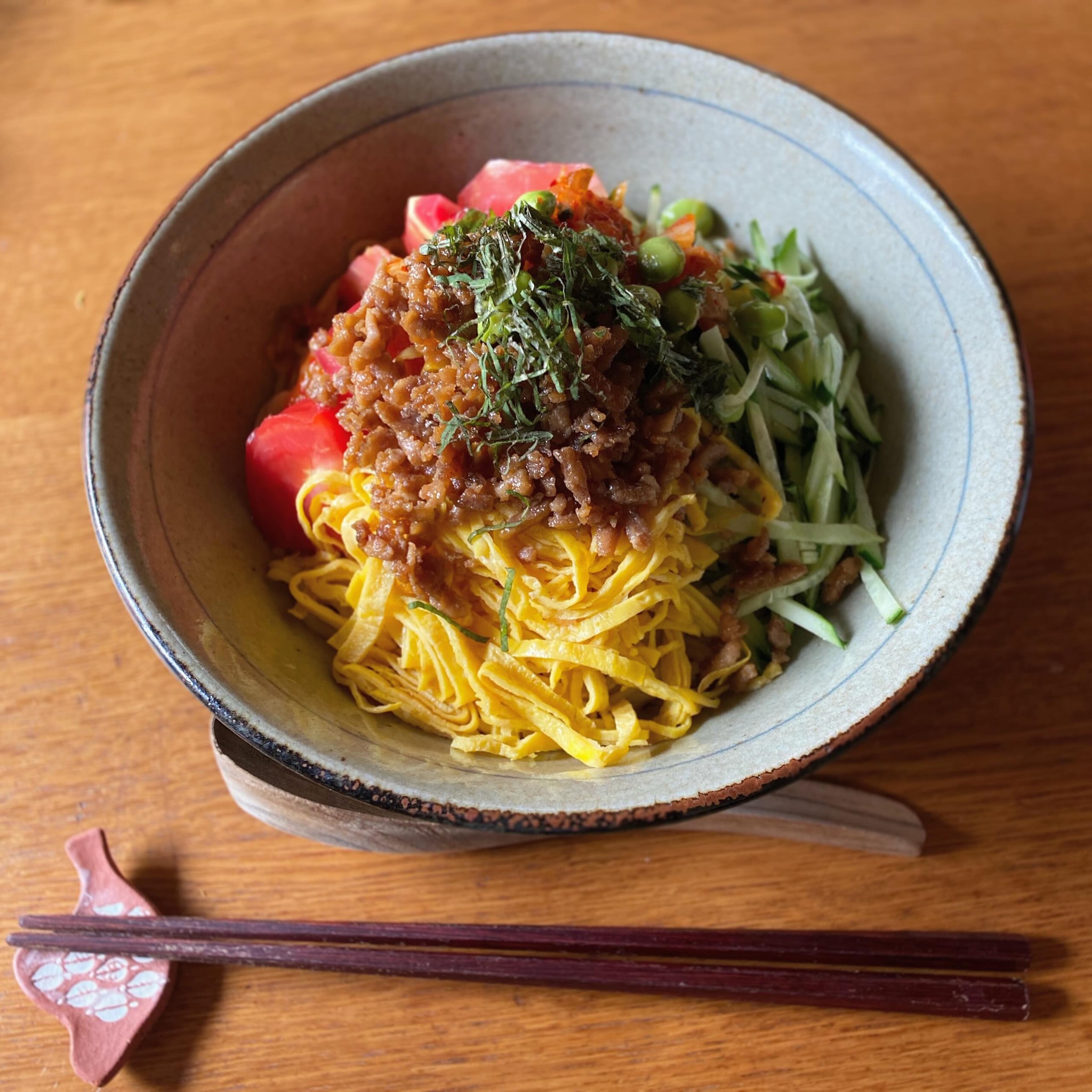 今季初、冷やし中華。
これでもかと具をのっけて、トマト、甘辛ひき肉、枝豆、きゅうり、錦糸卵、キムチ、大葉。シマダヤの黒酢たれの冷やし中華麺にしてみた、これはなかなか美味しい。