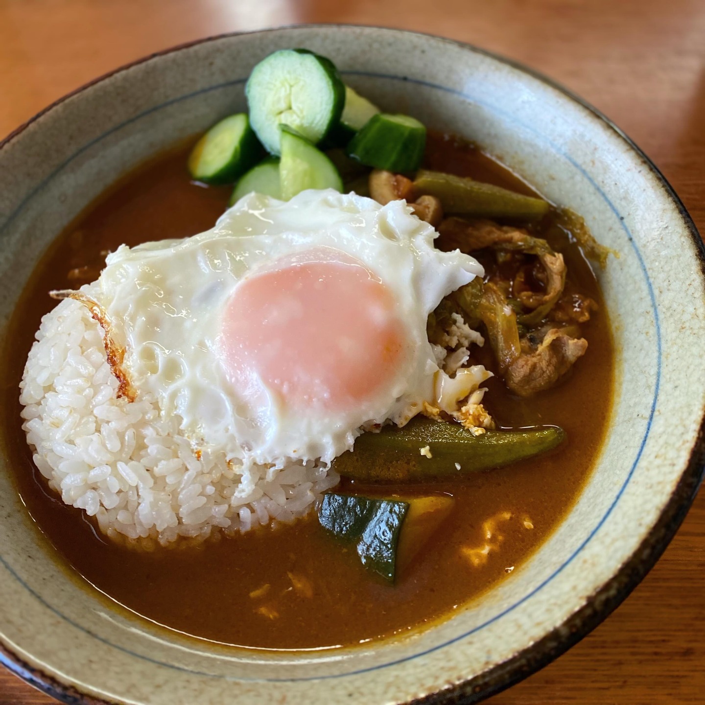 先週は新メニューを頑張ったぞ！の定休日。
コスモカレールーを使ってささっとスープカレー。オクラとカボチャと豚コマとトマト、ケールと塩揉みきゅうり、目玉焼きまで添えたった。
今日はお店にちょっと出勤してから、美味しいものを食べに行くのだ。