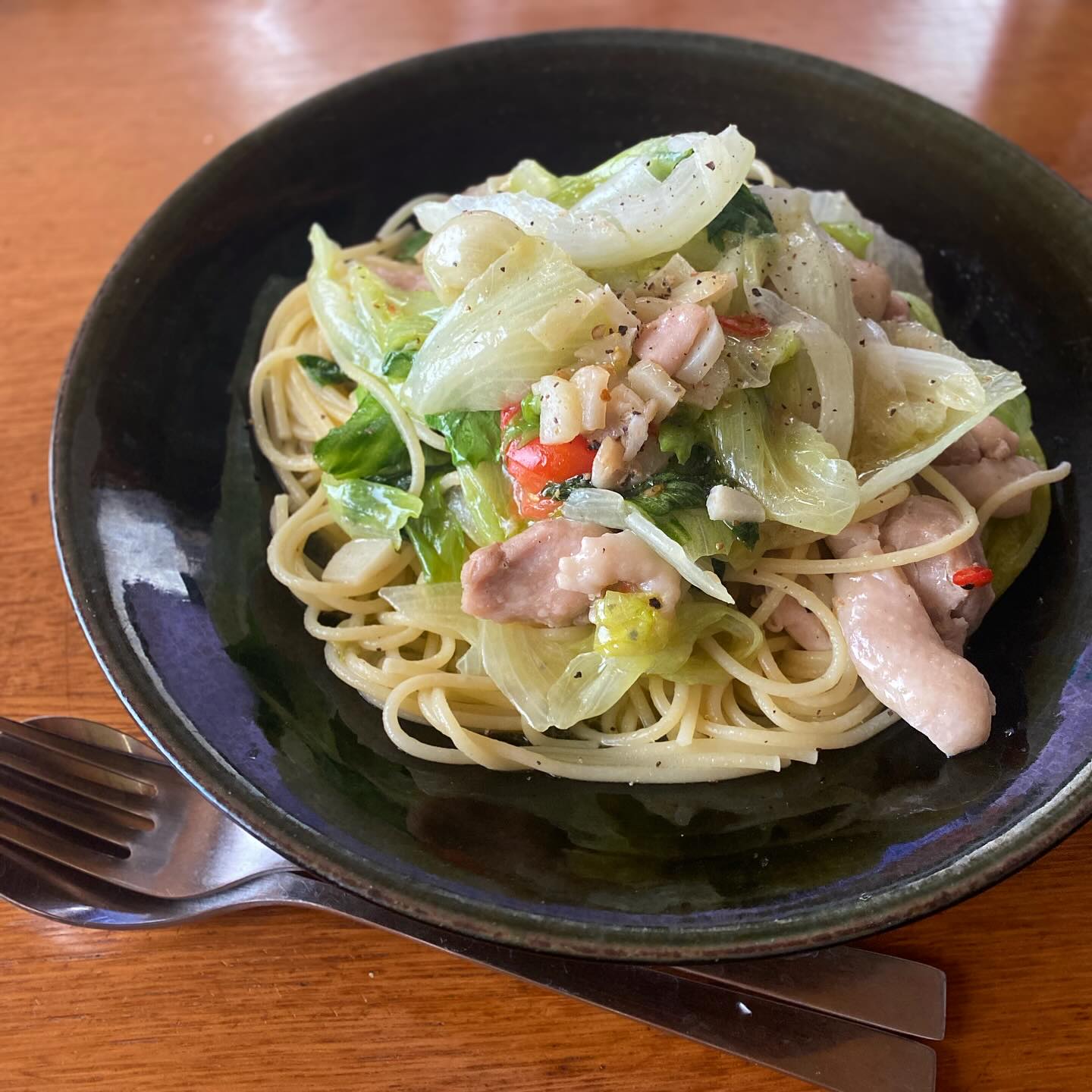 昨日は早めの夕方から若い友人がスナックあさみにご来店。なんやかんや料理し続けてたら日を超える前に急に眠気が…
今日はその分早めに起きて、シフトを考えたりレシピを清書したり。お昼はレタスのパスタという新しい具材で作ってみた、これはこれであり。パスタはご飯並に色々いけるなあ