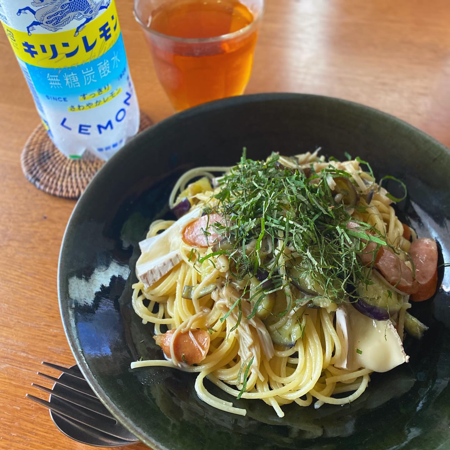 昨日は昼からお菓子の仕込みにお店に行って、その後立川でクロコ、ナホとokayanと飲み部の活動。青海さんでしこたま日本酒を飲みまして。まあ二日酔いにはなっておりませんが、ゆるゆる運転で参りますよ、今日は。
茄子とウインナーとエノキとブリーチーズという冷蔵庫にあったもの全て入れてペペロンチーノ。パスタは何入れても良いから良いよね。