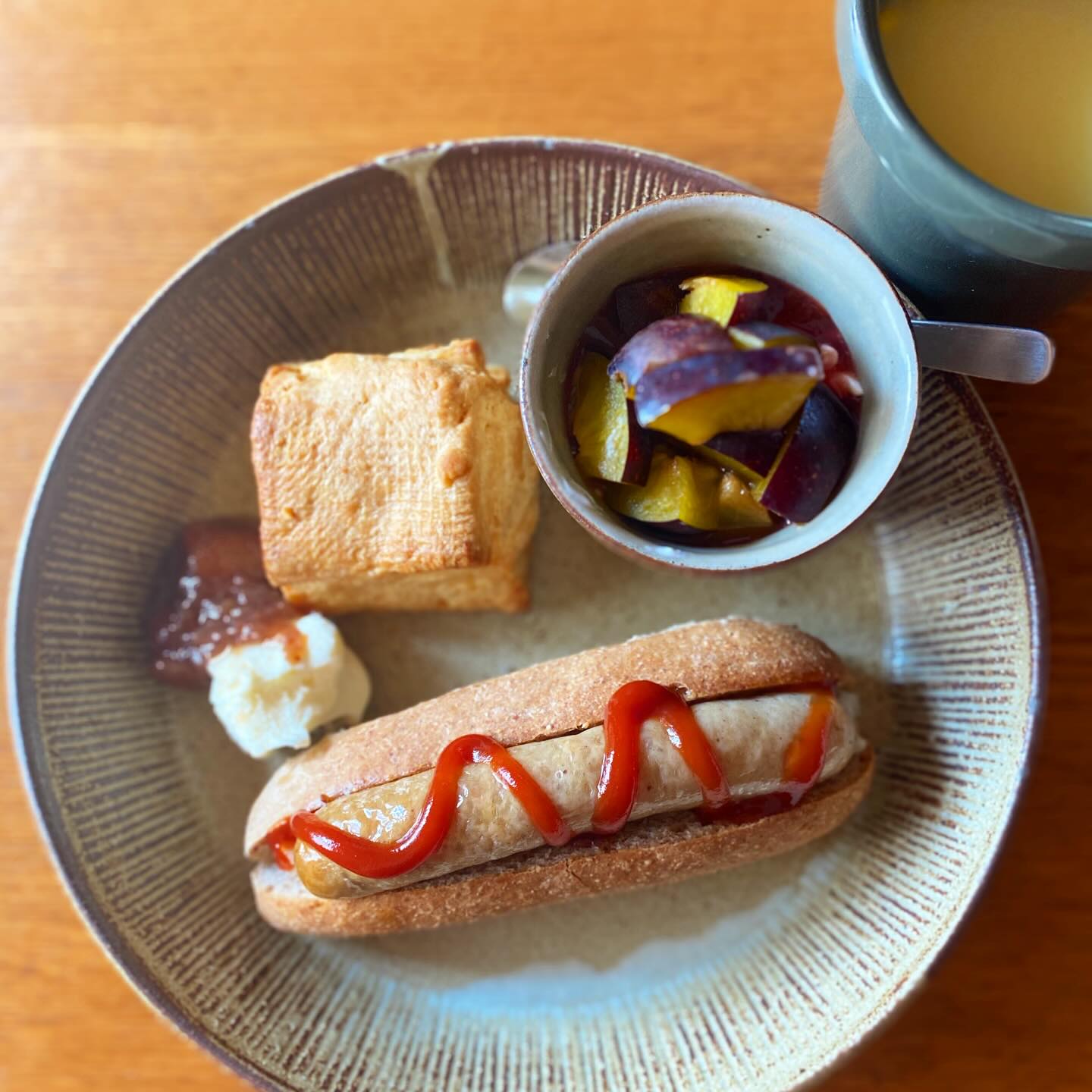 夢の共演。誕生日にもろうたランチ。

チカちゃんのお手製ドックパン。
口笛ソーセージ。
圭子ちゃん（こいけ菓子店）のスコーン。
食べ友のお手製プルーンジャムと
お取り寄せプルーン、
湯田のギリシャヨーグルト。

今日は誕生日の近い友人が家に来て、グラッパ飲み会（危険）をする予定。
そんな本日は結婚記念日。
17年らしいぞ。