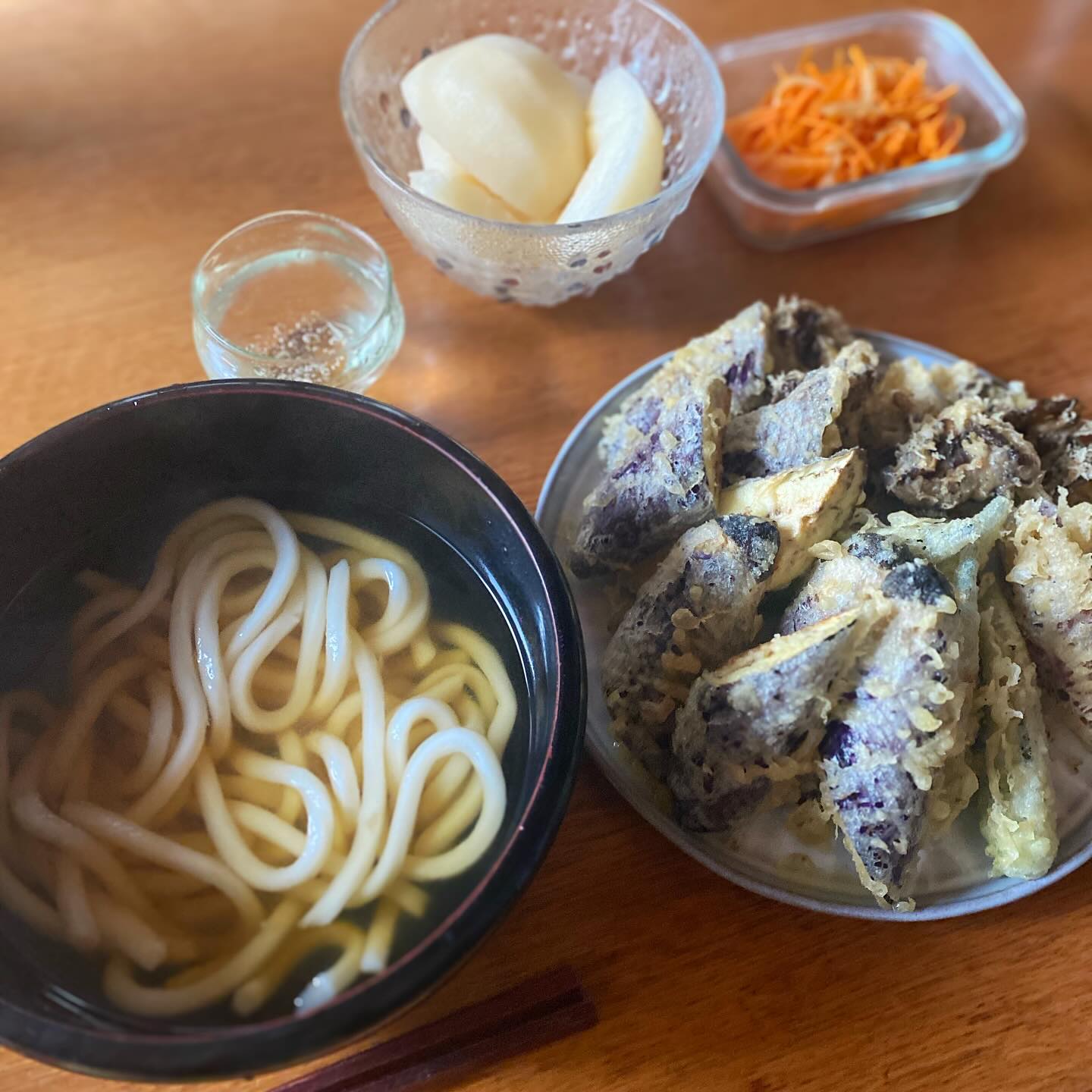 どうしてこうなった…！
お昼はうどんが食べたい、とツレアイokayan。自らお取り寄せした山田屋さんのうどんを茹でるから天ぷら揚げてよ、というので冷蔵庫の野菜を適当に揚げたら安定のやり過ぎ。あれ、これは飲みたいやつだと、澤乃井の銀印をちょいとつけて、昼から飲むことに。ちょいと仕事しなきゃならんのだが、まあお休みなのでお許しくだされ！