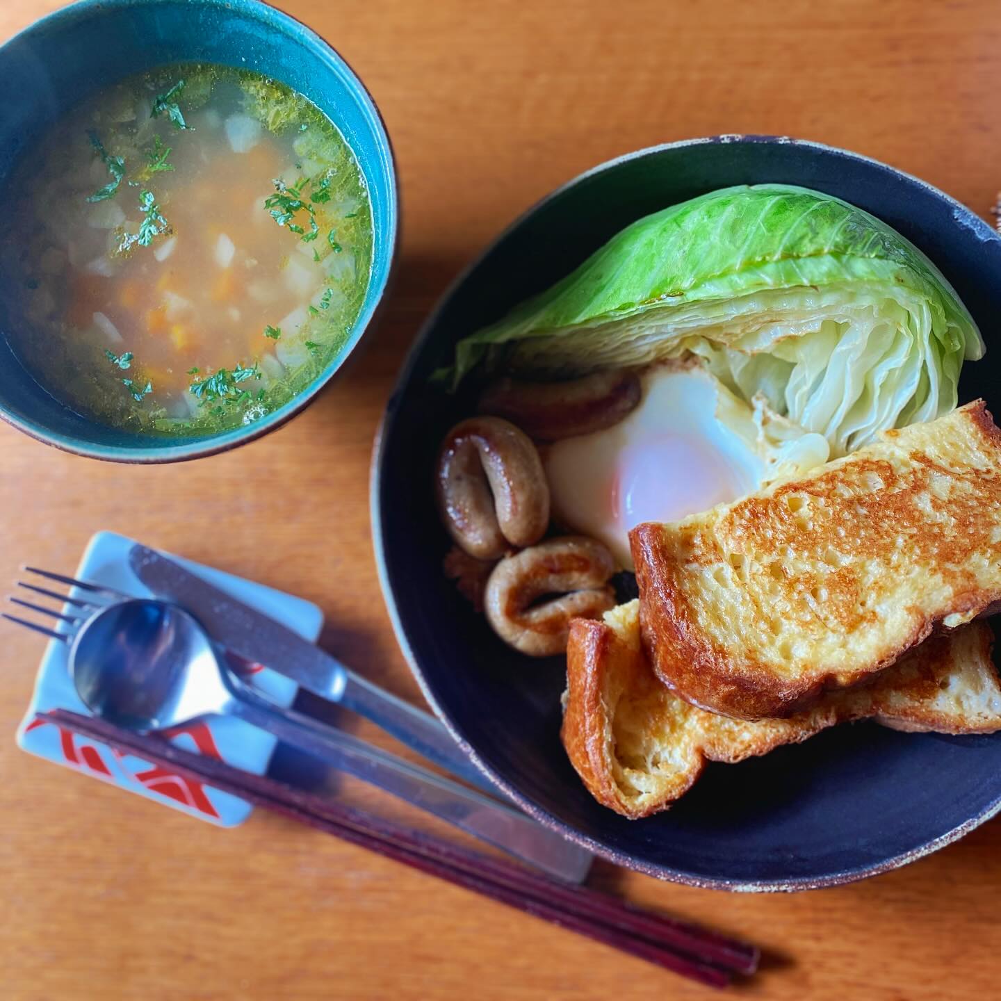 フレンチトーストを食べたくなって、贅沢にsiroさんの食パンで作ってみた。
ふわっふわ。

中学生くらいの時？フレンチトーストの作り方を母に教えてもらって、めちゃくちゃハマって作りまくっていた時期があったな。最近のレシピ見ると卵液に一晩漬け込むとか書いてあるけど、一瞬しか漬けないで、でも美味しかったな。クレイマークレイマーか。
気分よくスープも作って、沖縄のプカプカプーカ、口笛ソーセージのソフトチョリソーも焼いちゃった。
充実の昼ごはん。