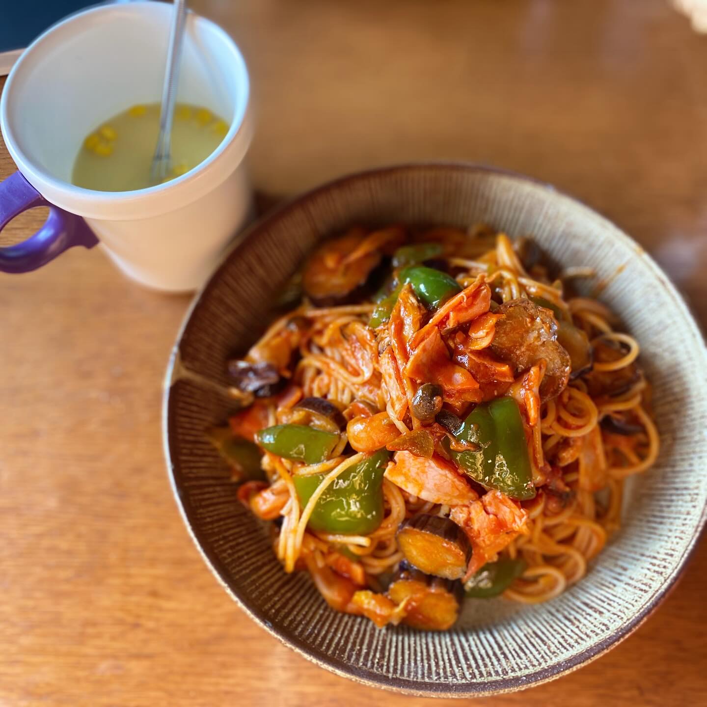 お休みも3日目になると、腰が痛くなってくるいつも立ちっぱなしだけど、座りっぱなしも辛いのよね。でも今日はもっとクリスマスディナーの内容を詰めて行きたいからデスクワーク多めかな…
具沢山のナポリタン、大盛り　笑