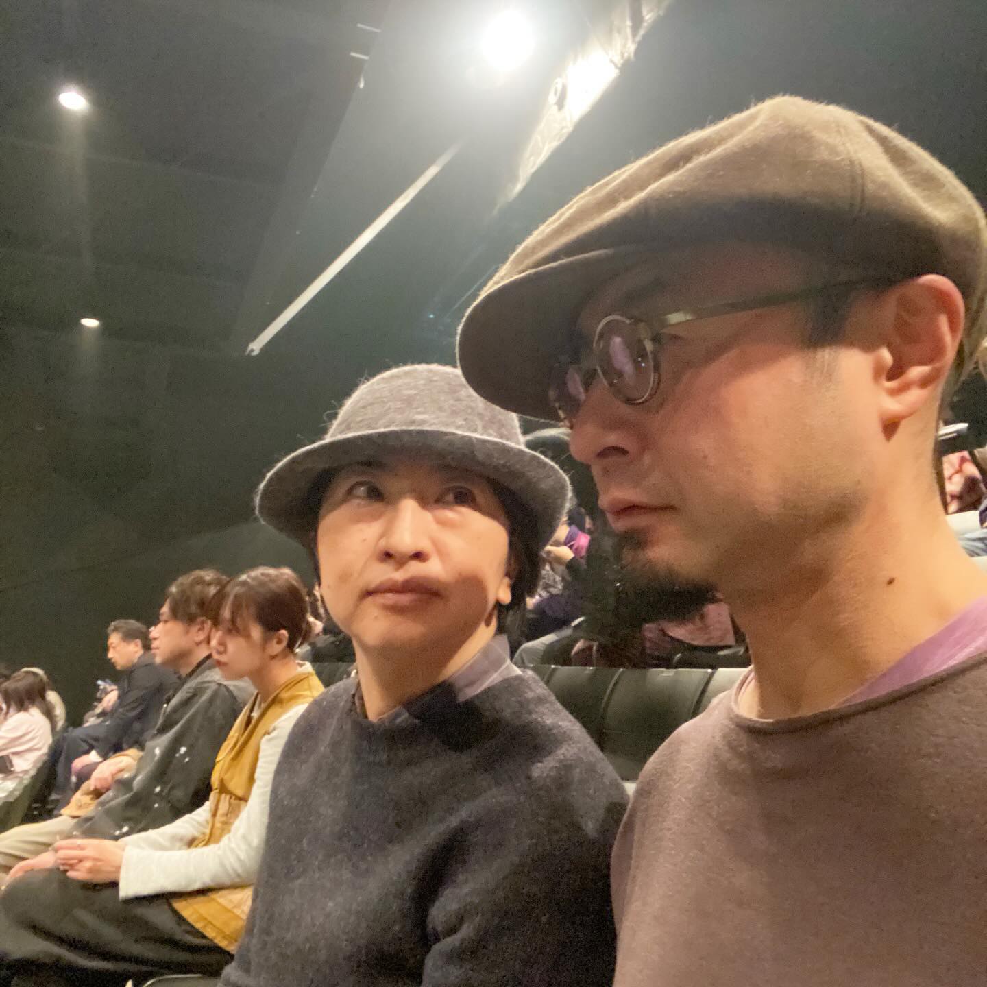 このために昨日は休日出勤頑張ったー！本日はZeppダイバーシティへ、リーガルリリーのライブに来ております。ふと撮った写真の自分の顔が、母にそっくりでびっくり。怒ってるわけではない