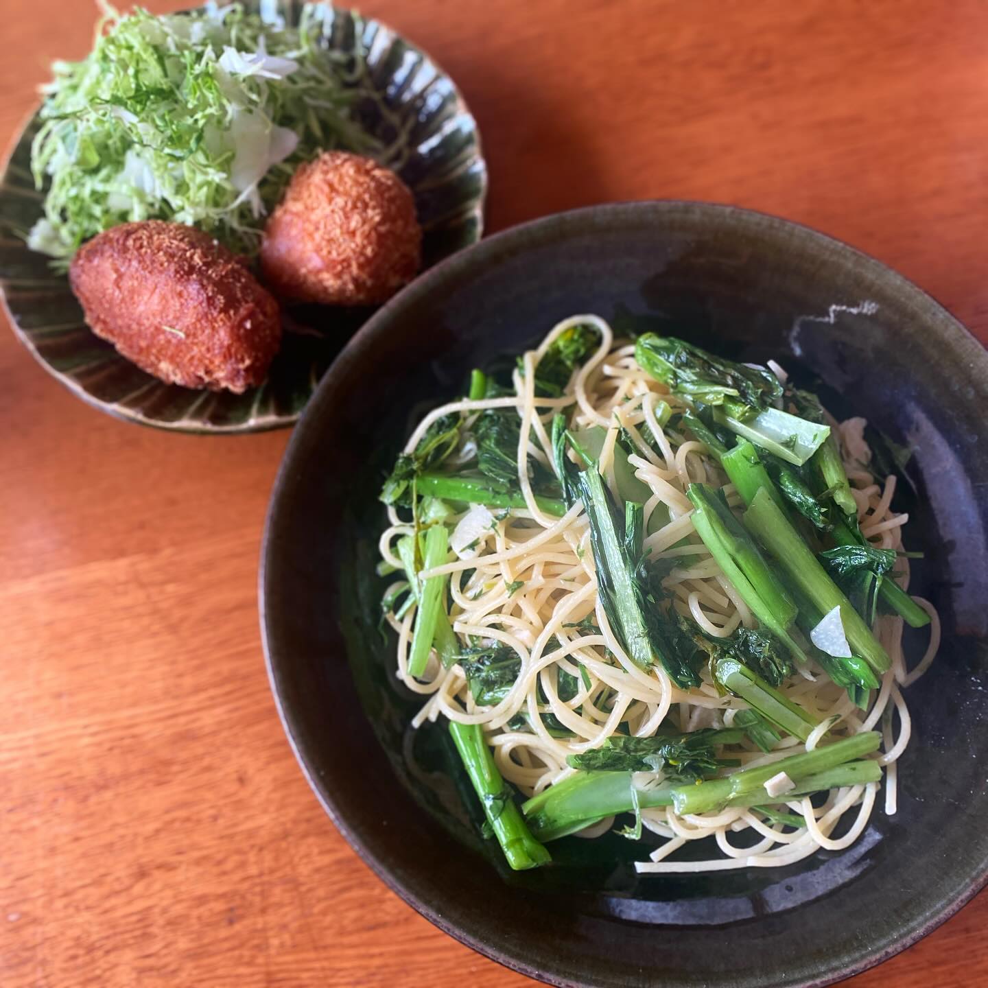 朝から思い切ってウォーキング…東小金井方面まで小一時間。地産マルシェで山ほど野菜を買い、マイスタームラカミでコロッケとメンチを買って帰ってきたら、美容院の予約をすっぽかしてしまったことが発覚…
オータムポエムと人参の葉のペペロンチーノ、買ってきたとうもろこしコロッケとトマトチーズメンチ。
クリスマスディナーを無事に発表できたので、次は年越しちょこもりのメニュー作りだ！