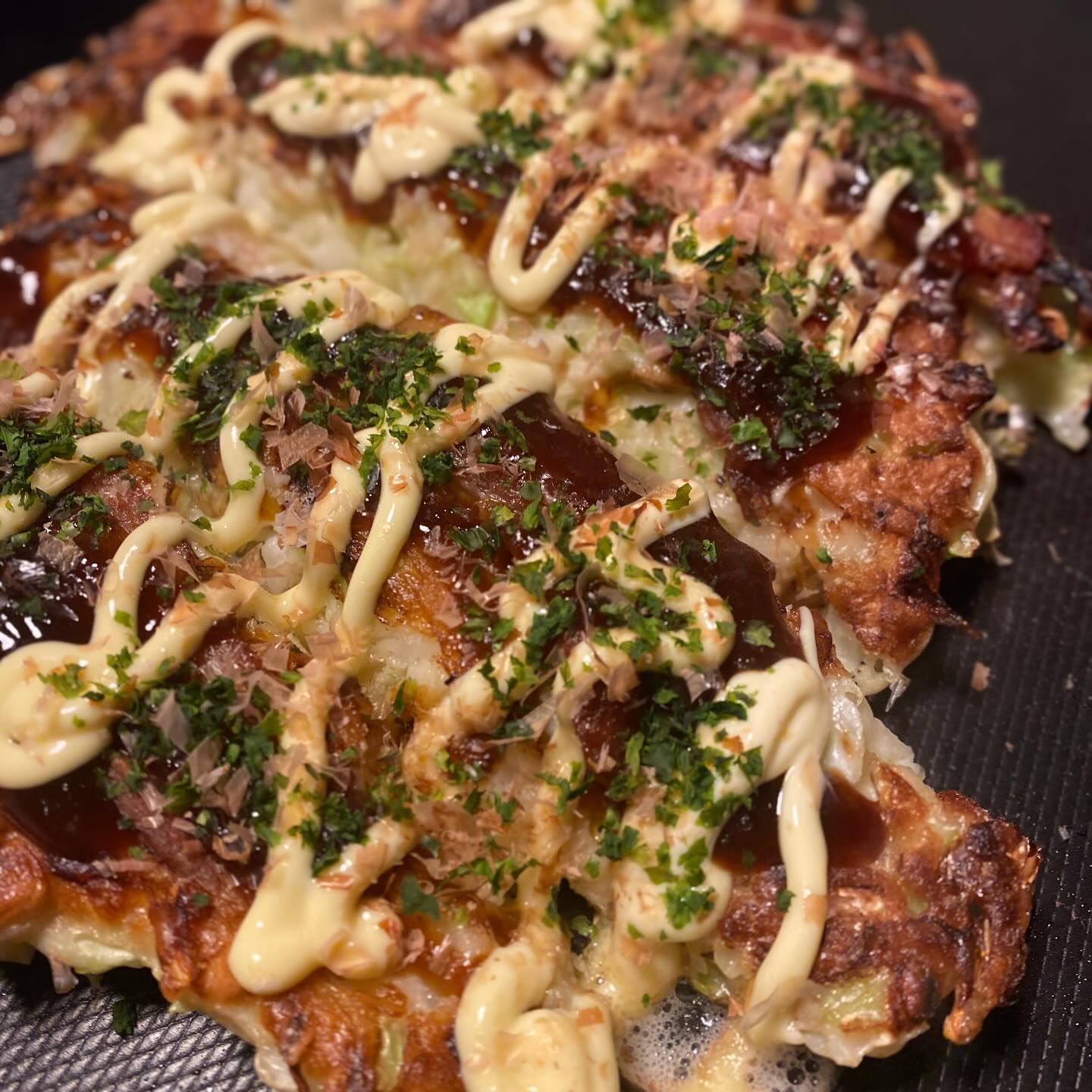 午前中から美容院、からの休日出勤で、一日中デザート作り…ありがたい早さでデザートが売れてゆく、年末に向けて頑張って作っておきたいものを色々と。
夜はお好み焼きで一杯。忙しすぎてなかなか余暇の時間が取れないなあ…でも今仕事する時かなと思ってやってます。