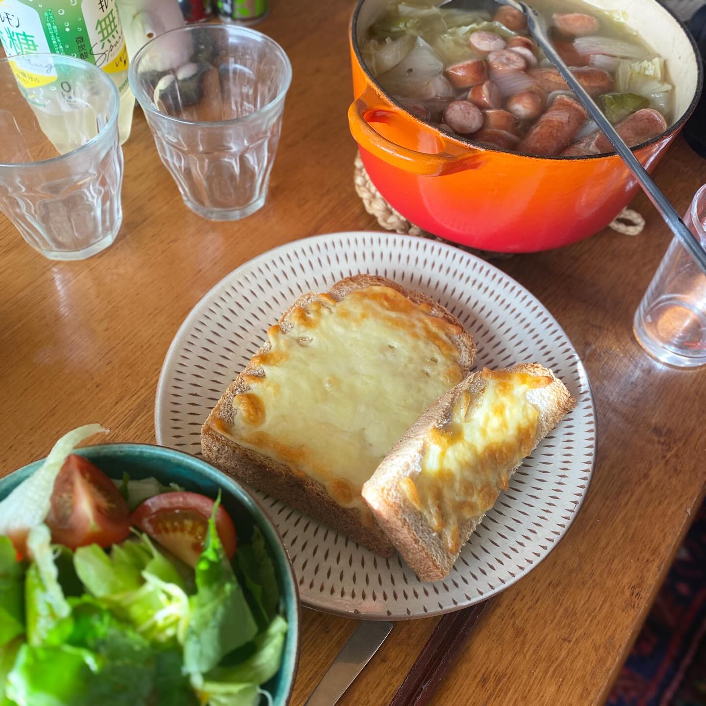 朝ごはんみたいな昼ごはん。
朝からヨガしながらスープ作っといて、半身浴して、でも痩せないなーと思いながら、食べることは我慢できない️
スープは食べ放題方式。