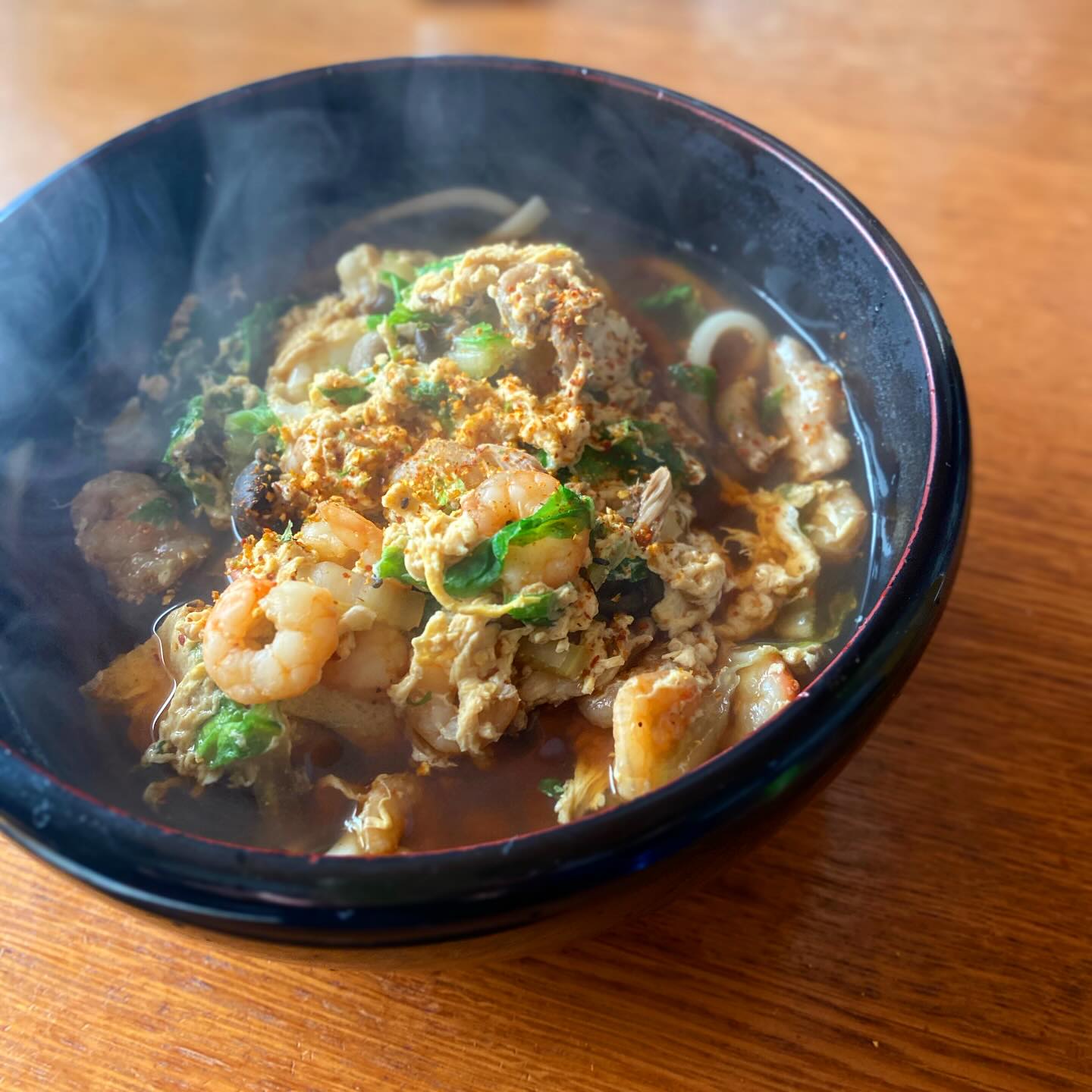 昨日の夜はマキノ画伯と面白おかしく美味しい和食と日本酒を楽しんで、これで今年の私は全勢力を仕事に捧げる心の準備ができたよ。
今日は高校の時からのマブダチのツジくんが送ってくれた、大西麺業さんのうどんで、エビときのこの卵とじうどん。