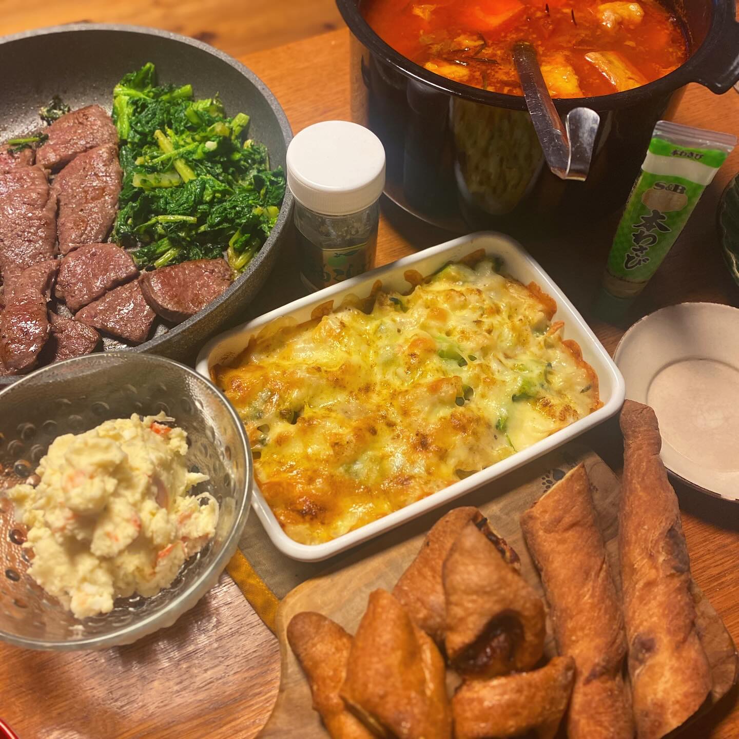 やる気に満ちた晩酌…休日出勤で頑張ったので、okayanがトマトシチューを作っておいてくれたよ。ミヤザキ的には先週の残りのカリフラワーとゴボウに具を足したグラタン、良いお肉焼いただけと菜の花のソテー、お店のあまり物のポテサラ、ツマミになるsiroさんのパン、ワイン飲むぞー！