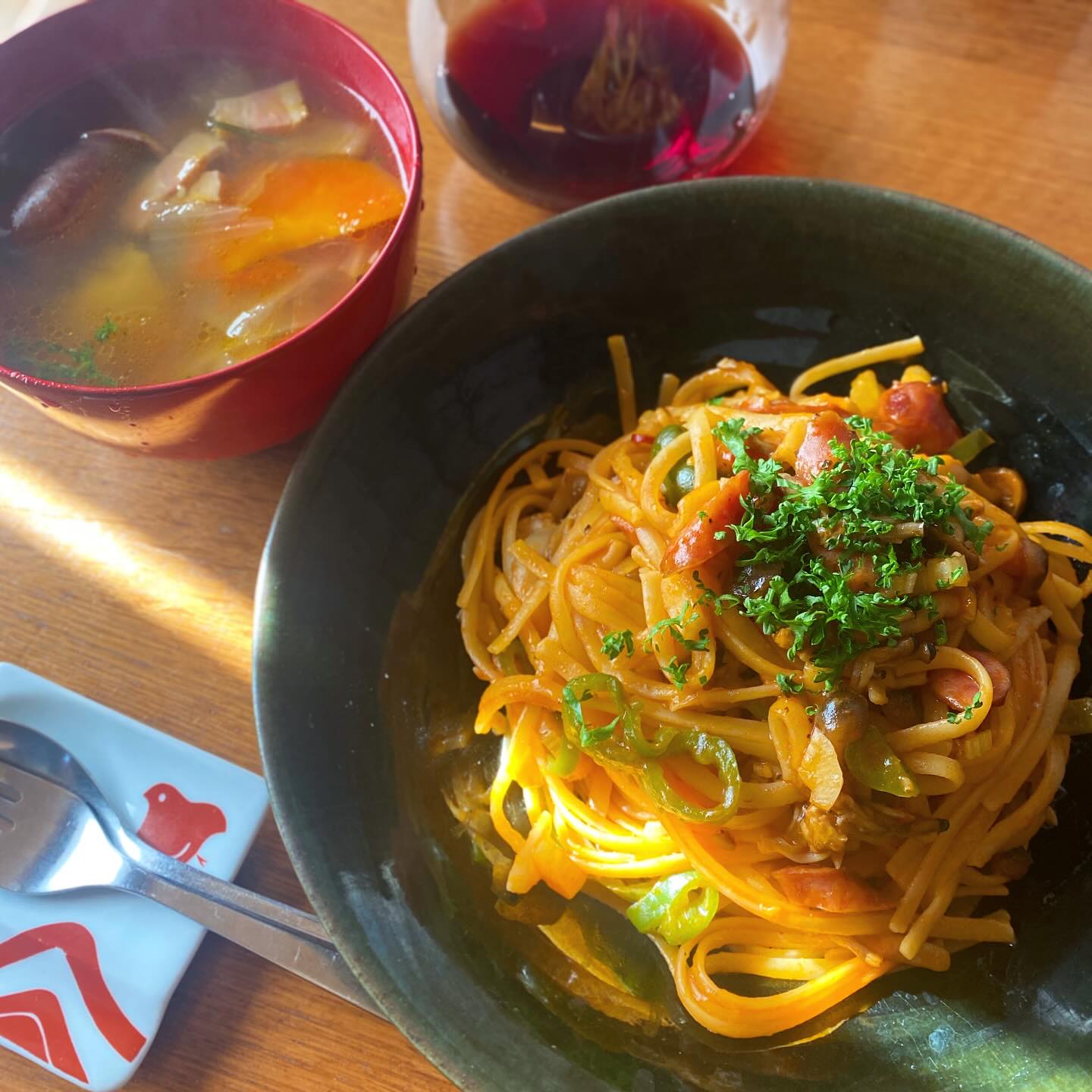 ツレアイokayan昼ごはん、その2。
せっかくだから繰り返し作って、自動調理鍋の黄金比を決めていこう！と昨晩打ち合わせておいたのにのっとってつくった、トマトソースのリングイネ。水分量と塩分濃度の計算はなかなかうまく行った。
しかしokayan的には、茹でている間のパスタの茹で汁が全てソースとパスタに吸い込まれていくので、ペタッとした食感になるのが気になる様子…そう言われるとそうなんだけどね。水分量、トマトジュースを増やしたらもう少し気にならなくなるのではと言いながら、調子に乗って赤ワインなど開ける定休日の午後