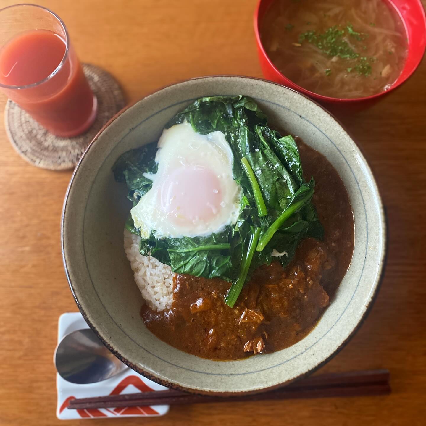 okayanのトマトシチューがカレーに生まれ変わってお昼ご飯に。巣ごもり玉子を作ってのっけて！とリクエストされ、ワタシはそこだけ作ってのっけるだけ。okayanのささっと作ったオニオングラタンスープ風がなかなかよくできてる！