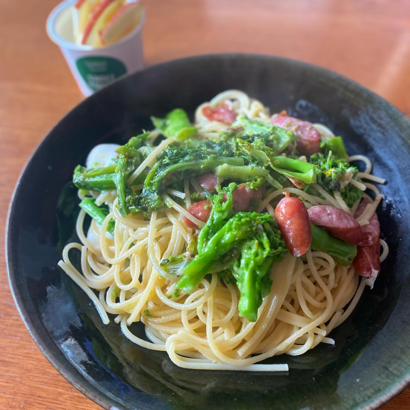 ひさびさのウチめし…帰省から帰ってきてすぐ翌日仕込み、そして仕事、一週間走り抜いてようやく日常のおやすみって感じ。
菜の花とウインナーのパスタ。
菜の花はヒロヤショップ目利きの伊豆の菜花、okayanの弟あっちゃんが送ってくれた船方農場の粗挽きウインナー、お店のアルバイトやすくんのお母さんがふるさと納税の返礼品のお裾分けをくれた牧成舎のフレッシュモッツァレラチーズという良いもの盛りだくさんパスタだよ。
これまた船方農場のヨーグルトに、阿東産りんごをのっけてみた。