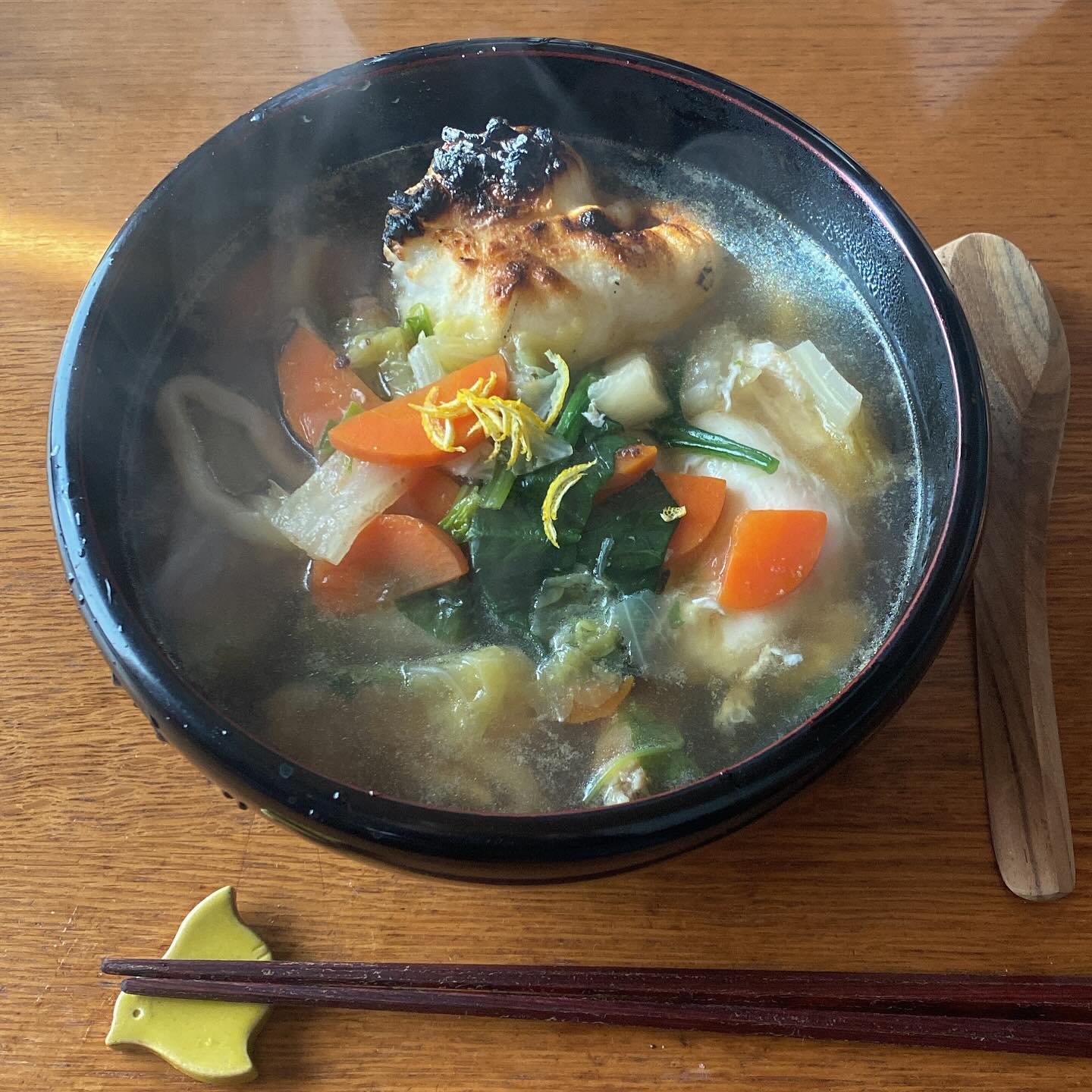 ツレアイokayanのお昼ごはん、さすが元々料理上手だから安心ですね、けんちんチカラうどん。卵と手羽元まで入っている豪華版。柚子を散ってミヤザキ家のお雑煮の雰囲気までプラスしてます。
美味しくいただき、オヤツを作りに休日出勤しますよ…！