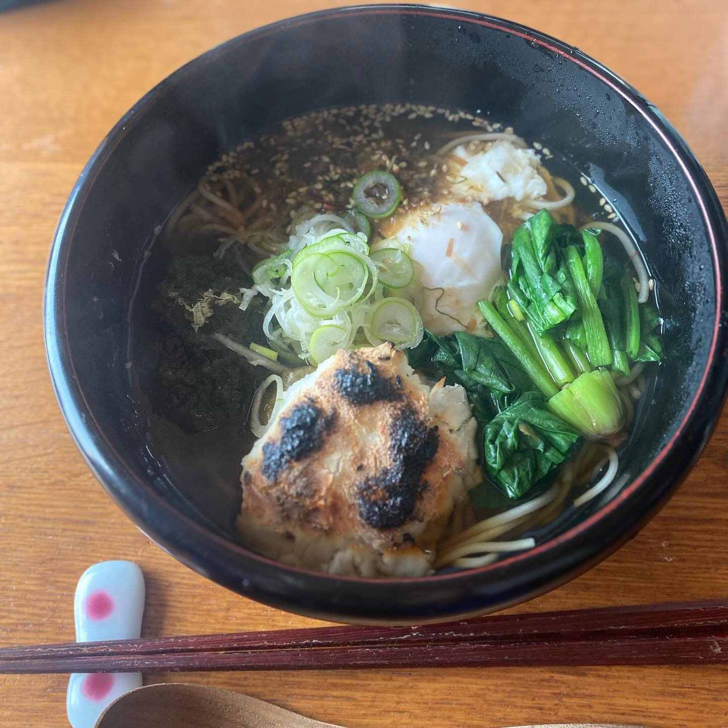 今日もokayanの作るお昼ごはん…賞味期限の切れてしまったお蕎麦を使わねば！とあったかいお蕎麦。とろろ昆布、青菜を茹でて、ポーチドエッグも作って乗せて…との懲りようがすごい。しかしかなりの確率で色んな麺にお餅を焼いてのせてしまうのは、カロリー的にかなり気になるぜ…