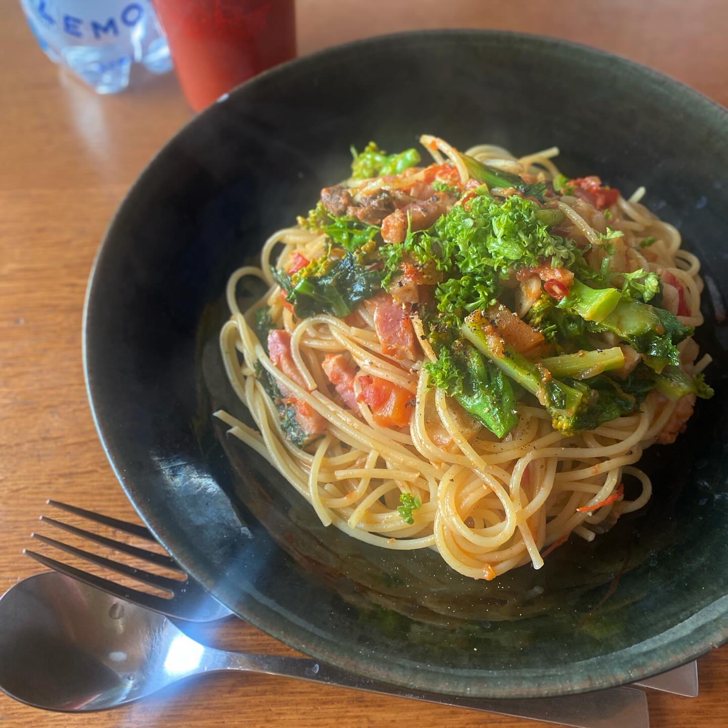 okayanの作るお昼ごはん、本日は菜の花とベーコン、トマトのパスタ。昨日の夜は立川で映画「大きな家」を観て、その後クロコとイタリアンのお店で飲み。味は悪くないんだけど、ボリュームが少なくて値段は高め…で、今日は腹一杯パスタを食べようというわけ。お店から持ち帰ったグヤーシュをソースに加えてみたら、かなーりグヤーシュ 味のパスタに。
今日はこれから天気が悪くなるって？
家で大人しく勉強しよう。