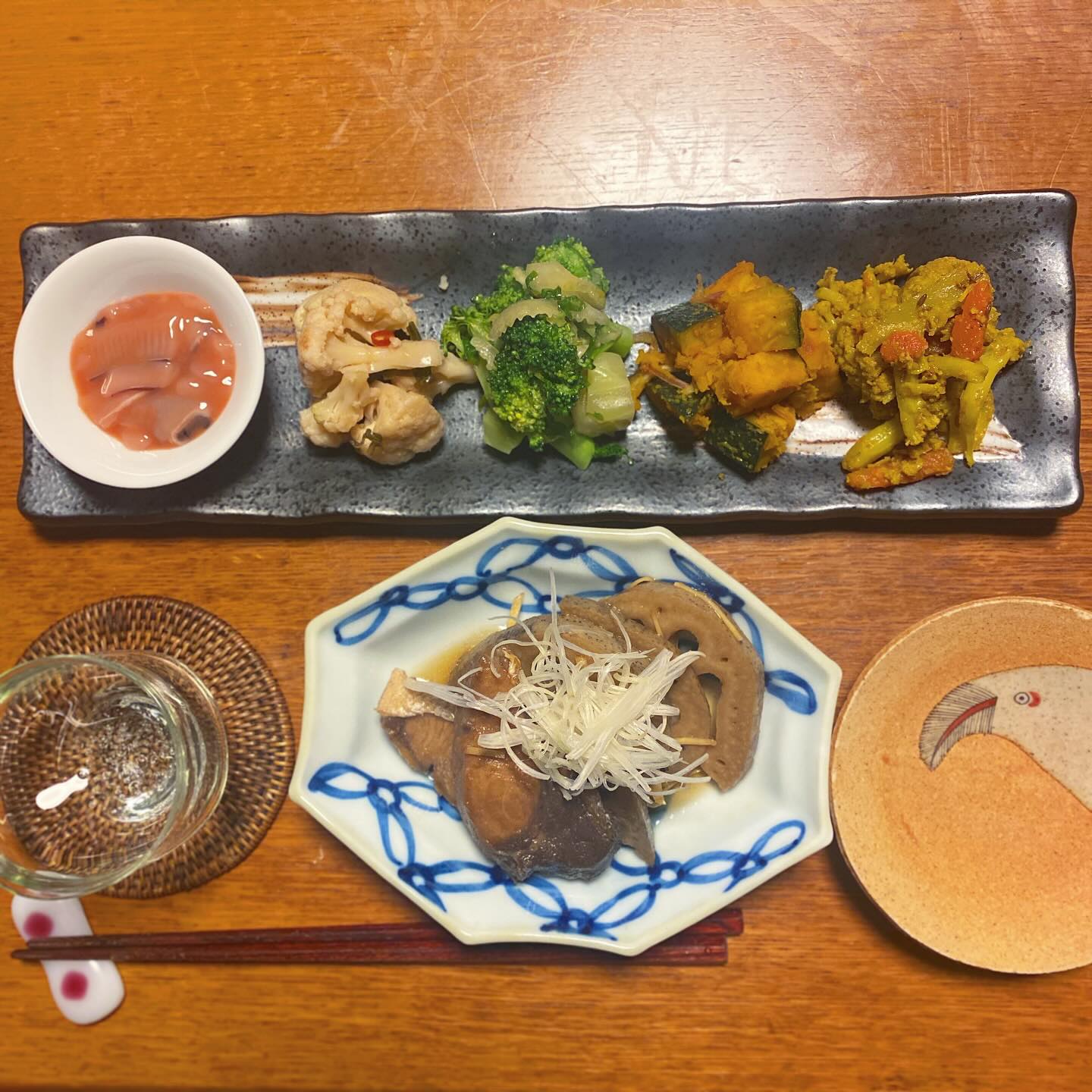 正直に言って、先週立川で行ったお店の前菜盛り合わせがあまりにも酷くて、ちゃんとした前菜盛り合わせが食べたくなった…ので、リトスタの惣菜をちょこもりで。
スーパーで買った塩辛はご愛嬌。カリフラワーのあちゃらづけ、ブロッコリーとセロリのわさび和え、カボチャのスパイスマリネ、カリフラワーと人参のサブジ。
ブリとれんこんの揚げ漬けも。
日本酒は墨江廼江を買ってあるのだ！