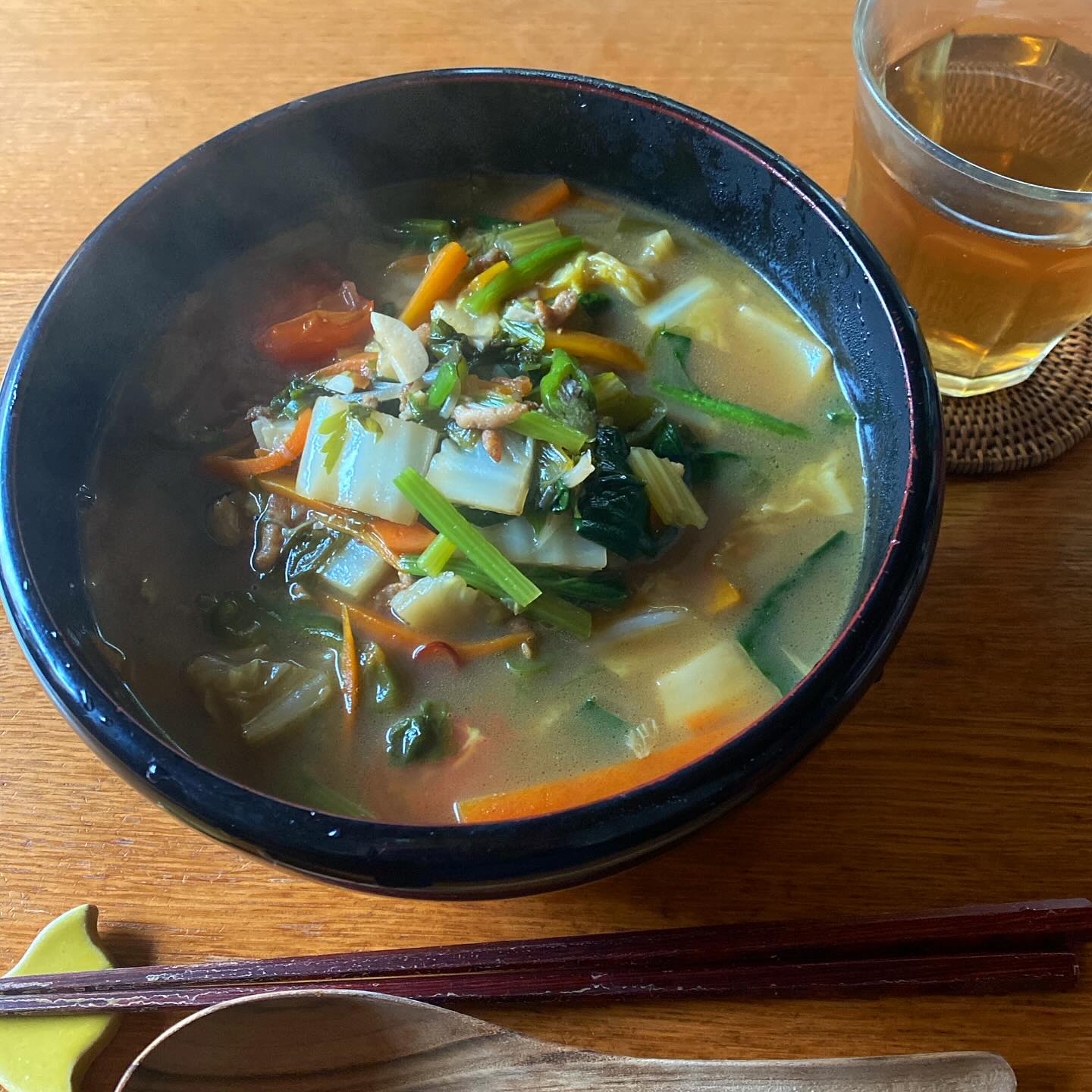 本日の昼ごはんは、okayanによるロンリュウラーメン、あんかけ野菜のっけ。okayanは本当にあんかけが好きだな。