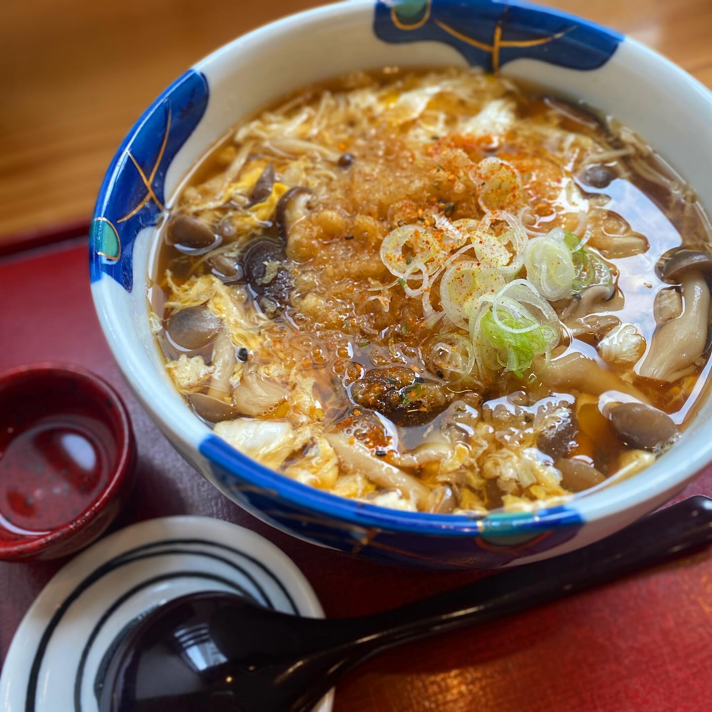 最近の昼飲み定番、武蔵境の蕎麦屋「ささい」さん。こんにゃく田楽と揚げ出し豆腐をとって日本酒、天ぷらでもう一杯、締めのお蕎麦。深大寺の湧水さんといい、蕎麦屋で飲むのが一番安心する。
こころの第一位、吉田屋玄庵さんがコロナ休業に入ってそのままずっとお休みなのが本当に寂しい。