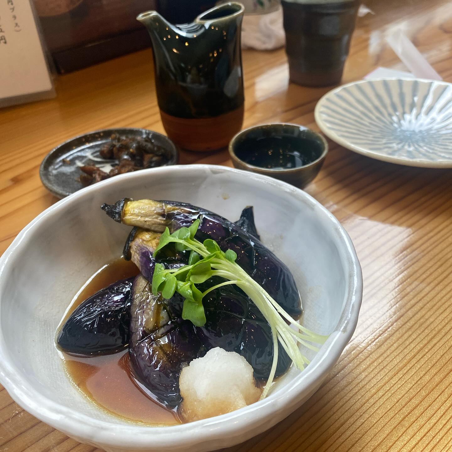 先週も死ぬほど働いたぞ！の定休日は、ツレアイokayanの誕生日。とりあえず蕎麦屋で昼飲み。久しぶりに深大寺湧水に行こうと思ったら、生憎の雨予報なので、武蔵境ささいで、いつもの志田泉と茄子の煮浸しから。