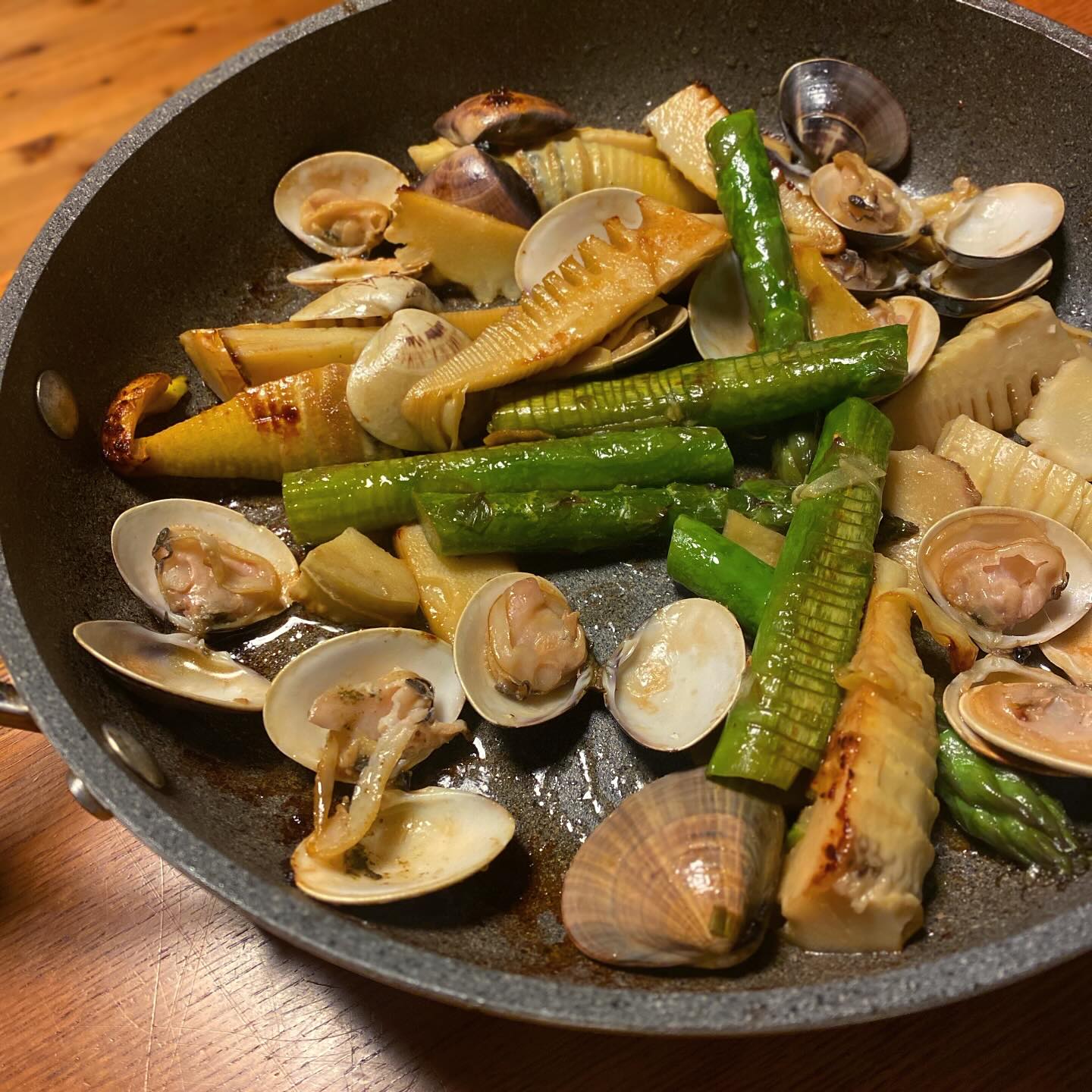 本日のメインディッシュは、タケノコとアスパラ、蛤のバター醤油蒸し。