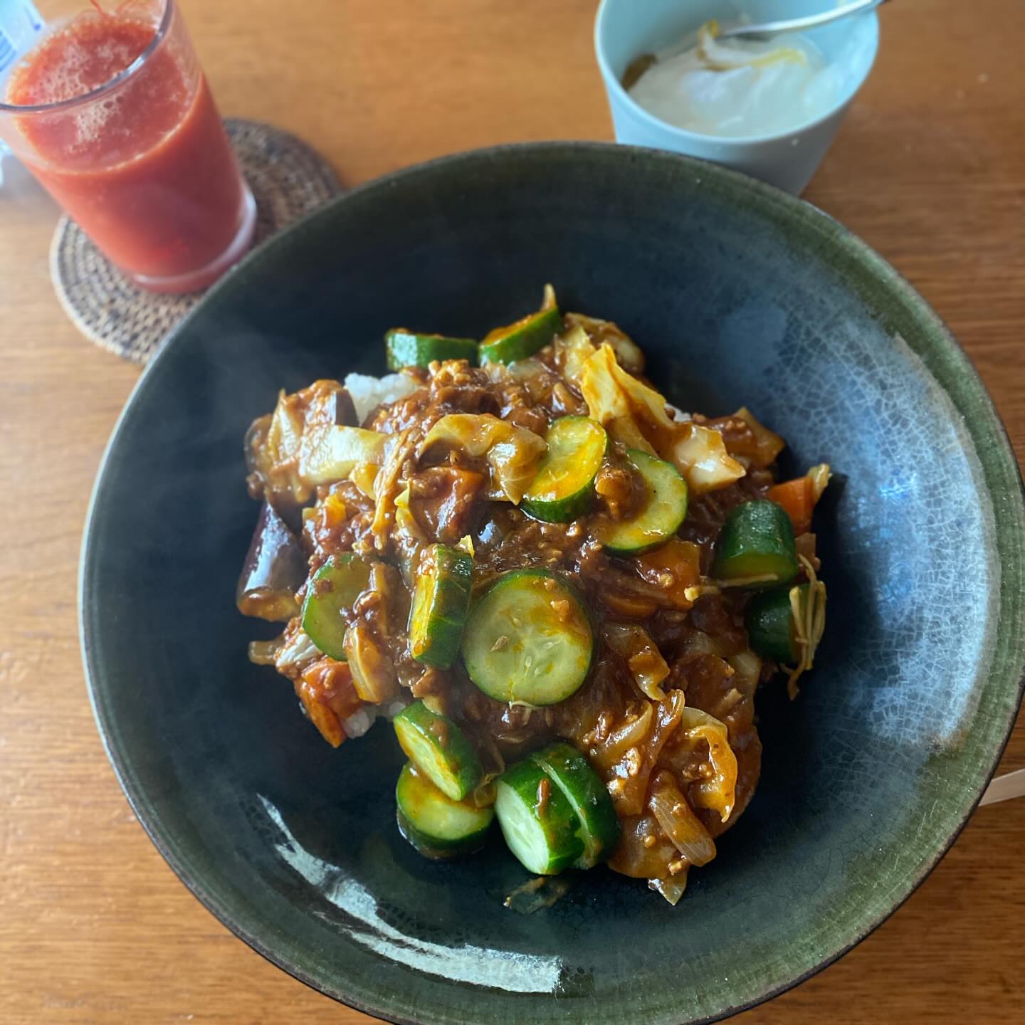 ひさびさに自分で作った、休みの昼ごはん。昨夜はひさびさにグラントリノ で焼き鳥を食べて、飲み過ぎ…！飲んだ次の日はカレーが食べたくなるこの必然。冷蔵庫の残り野菜を豚ひき肉と炒めて、中村屋のフレーク状カレールーであっという間に出来上がり。胡瓜の塩もみを後からさっと入れて、フレッシュキーマカレー風。
血圧が高めな最近、野菜食べておこう！