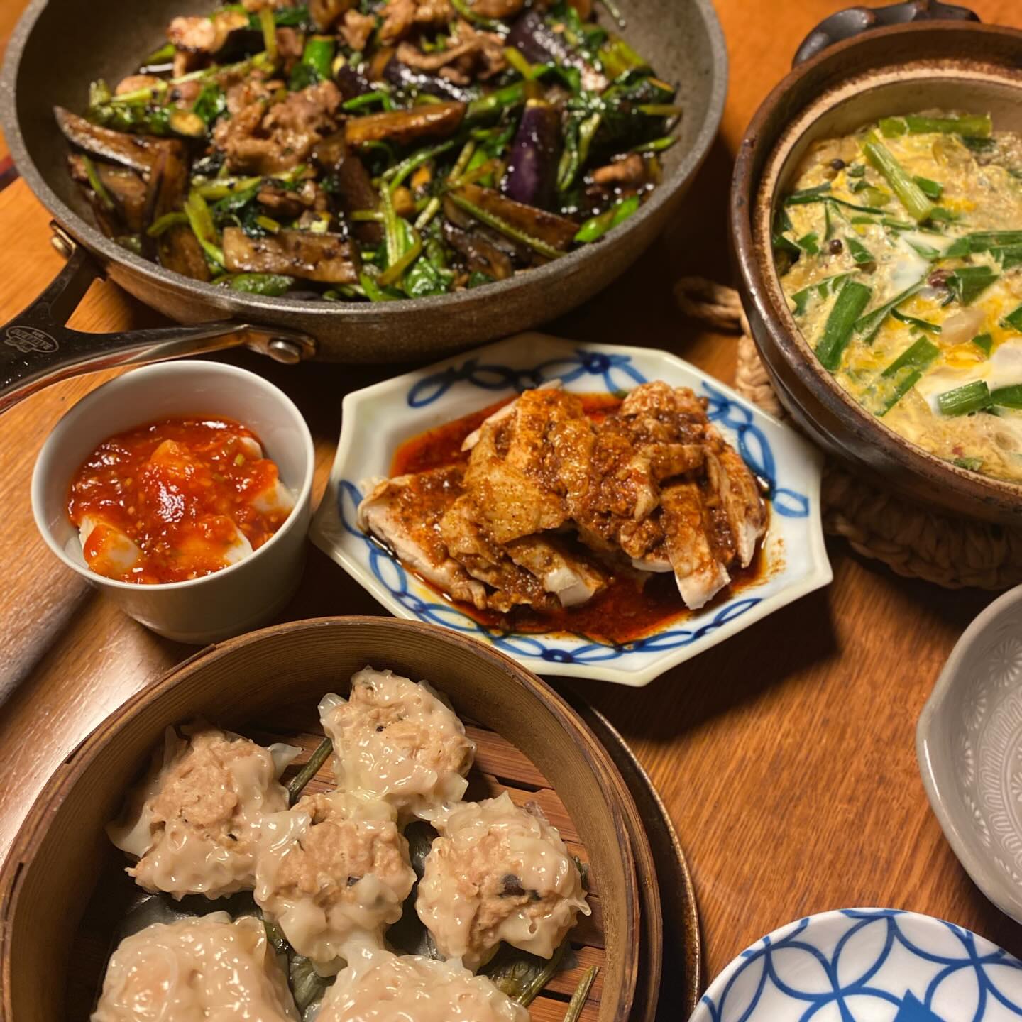 周年記念が近いので、ポスターのためのコピーワークなどしていたら遅い時間に
でも昼間に適当シューマイ仕込んでおいたぜ偉いぞ私。お店の残りの香味どり四川ソース、イカの台湾風、ニラ玉、茄子とアスパラとほうれん草の豆豉炒め。
これから6月1日に向けて縁の下の仕事が続くぜ。