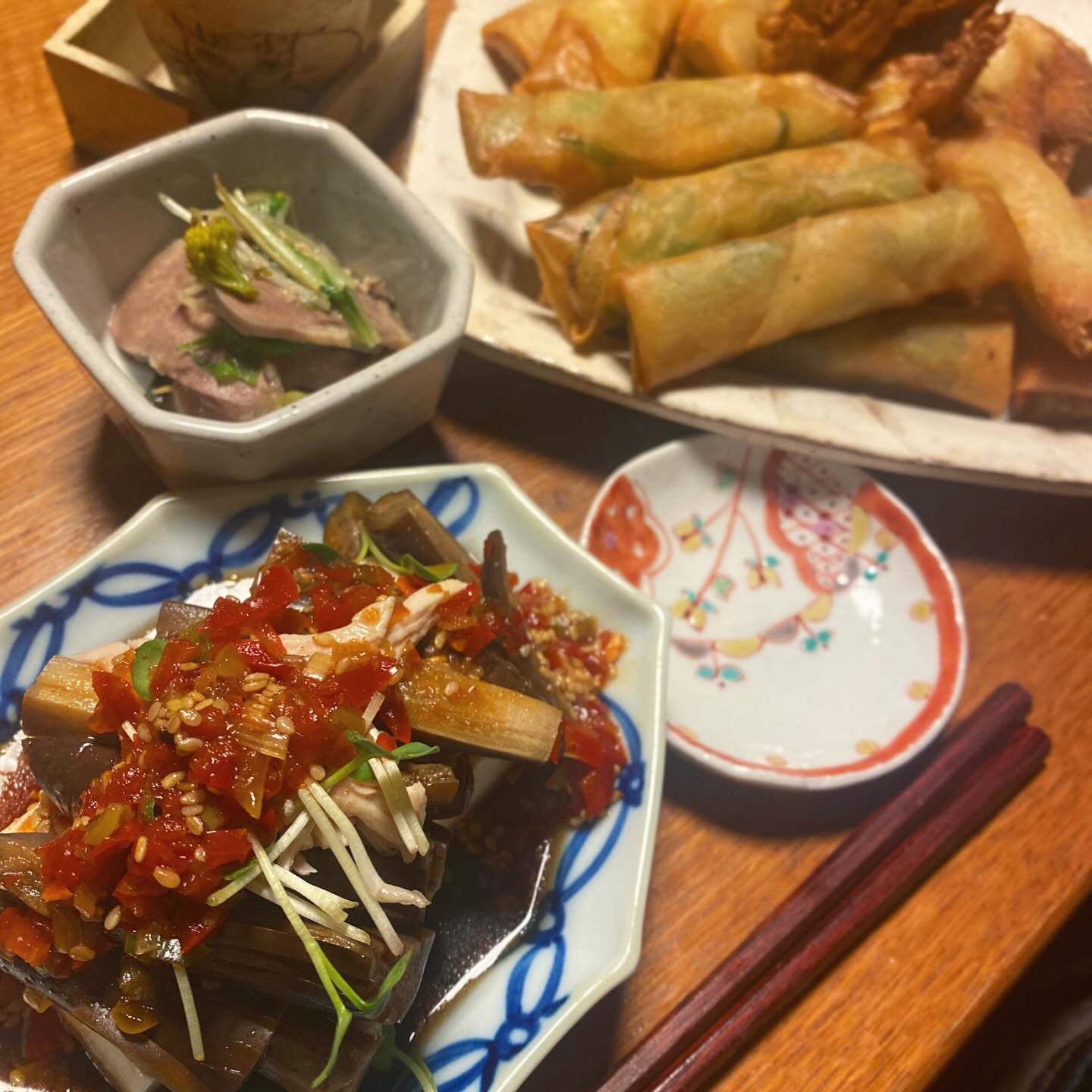 ７連勤走りきったー！のゴールデンウィーク振替休み。体はバキバキですが充実しとります。
明日からちょいとお出かけ、中華街方面に行くのに、なぜか今日も春巻きで中華寄り。お店の余り物茄子サラダを豆腐の上にのっけて。牛タンの冷菜もお店の余り物。そら豆とエビの春巻き、スナップエンドウとエビの春巻き、家にあったカマンベールと長ネギも巻いて春巻き特集。
しばらくお休みいただきますー