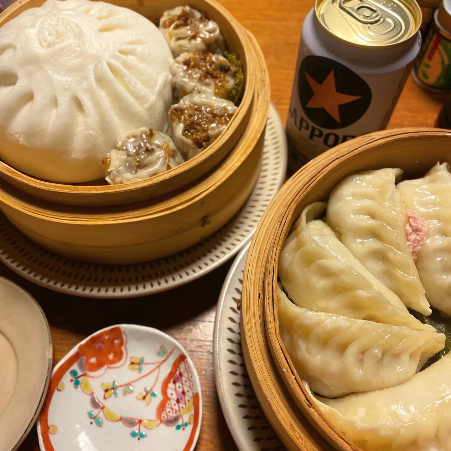 夢にまで見た⁈ 横浜中華街は大三元酒家の肉まん…！ 小さい頃に叔母の家に行くと、大抵朝昼兼用で近所の大三元酒家の肉まんを買いに行っていた…そしてそれ以来、ワタシはどんな肉まんを食べても、あの肉まんの方が美味しいと思うところがあり…。
あの肉まんが食べたい！
その思い一心で今回は横浜小旅行をして来たわけです。で、大量に配送してもらったというわけで…記憶に違わぬ美味しさ！良かった！
満足じゃ。