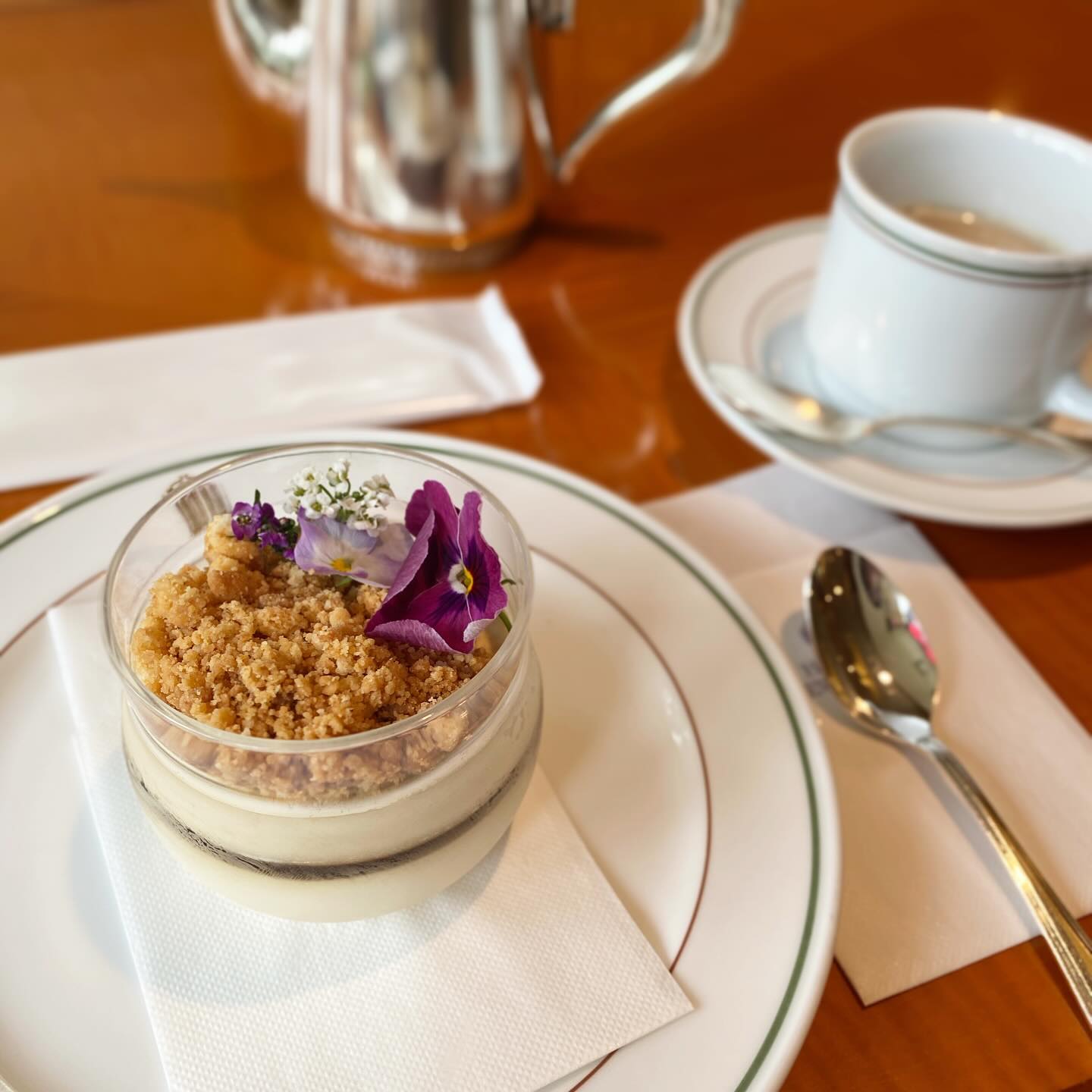 朝寝坊して朝風呂にはいるツレアイokayanを部屋に残して、ひとり朝活…ニューグランドのカフェで、きなこと黒糖のムースと、カフェオレ。ポットサーブが嬉しい。そしてムースはめちゃうま。