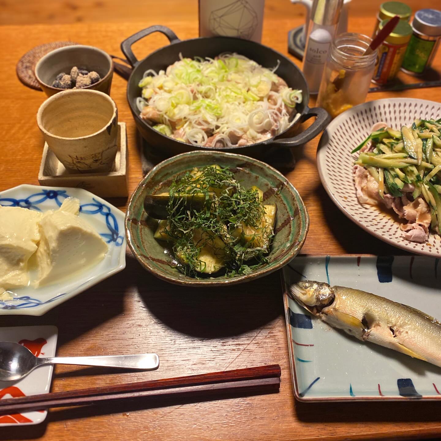 はあー、なかなか終わらないお仕事、ともかく遅い時間になったのでごはんだ、晩酌だ！
お店でも出している、ねぎ塩鶏。豚しゃぶときゅうりの辛子味噌だれ。水茄子の浅漬けサラダ。とうもろこし豆腐、来週から出す予定の鮎の和風コンフィの味見。スタッフさかっちがokayanの誕生日にくれた総本家天狗納豆。これまたokayanの誕生日にクロコとぬまっちがプレゼントしてくれた日本酒、山口の天美をあわせますよー！