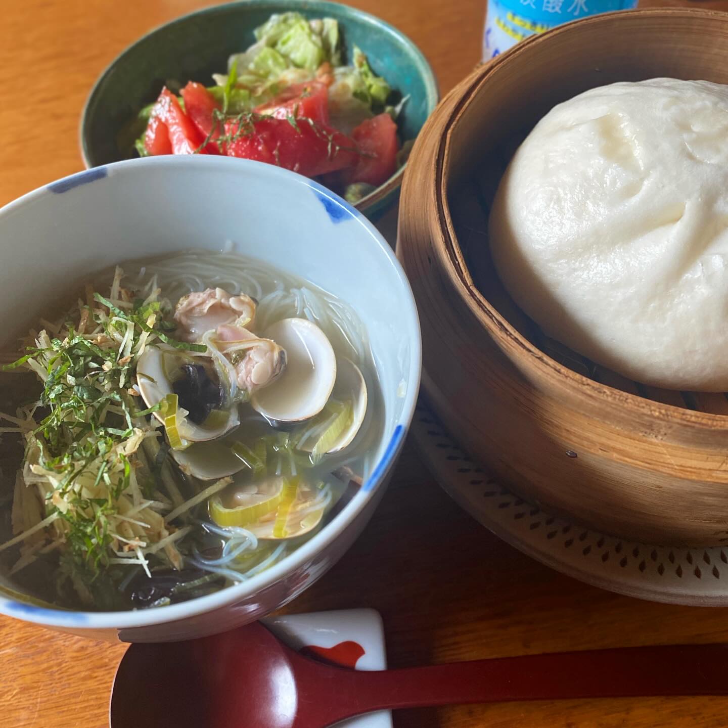 足りなかったらどうしよう…と思って作りすぎ、やりすぎがミヤザキの作るごはん…！
ふたたびお取り寄せした大三元酒家の肉まん…お誕生日プレゼントやら、お土産やら、スタッフのリクエストやらで30個！大量に取り寄せたのに、手元に残ったのは2つ。
お店の残りの汁ビーフン、エビ団子がないから冷凍ハマグリ入れて生姜いっぱい、これもまた旨し。
今日はお家にこもって、21周年の準備だぞ！