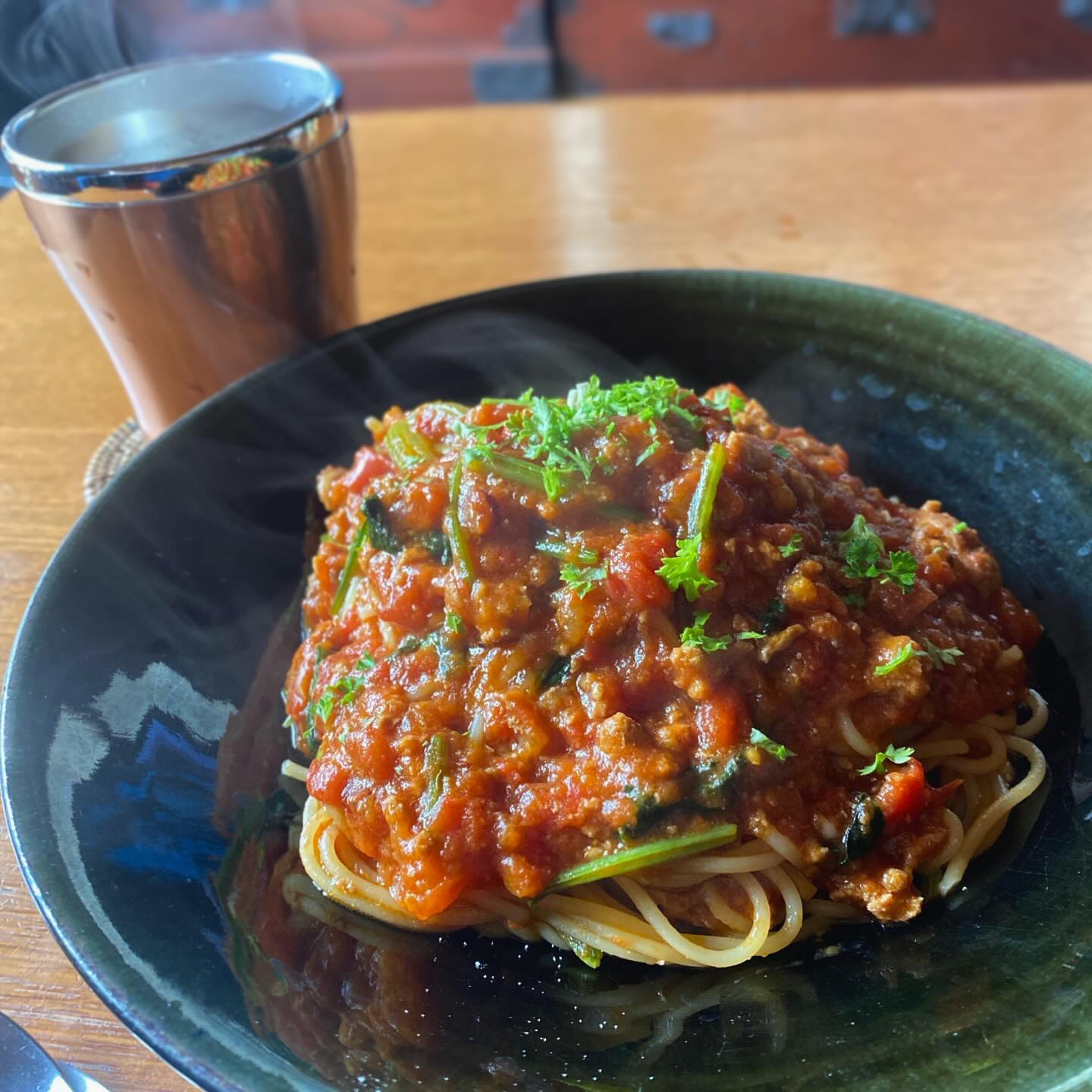 そろそろパスタが食べたいな、と。お店の余り物で持ち帰っていた肉だんごのトマト煮込みを崩してトマトソースにしたスパゲッティ。大根と玉ねぎのスープ。
さて、ちょいと今日は休日出勤で掃除とお菓子作りかな。
