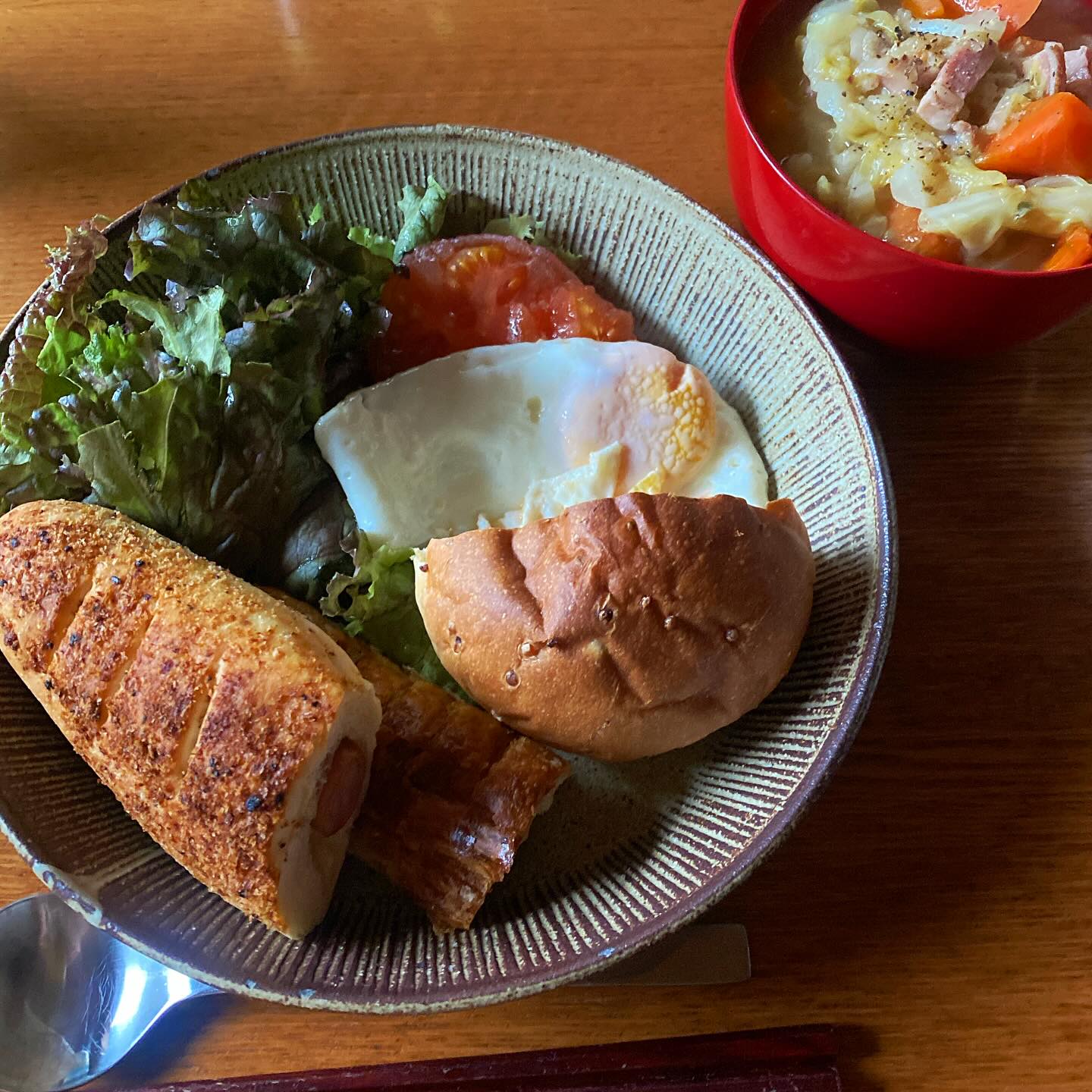 旅行は楽しいけど疲れるなぁ食い倒れ旅で野菜不足…キャベツ山盛りコンソメスープを作って、横浜から持ち帰ったウチキパンの惣菜パンでお昼ごはん。こういう何気ないフツーのお惣菜パンも大好き。