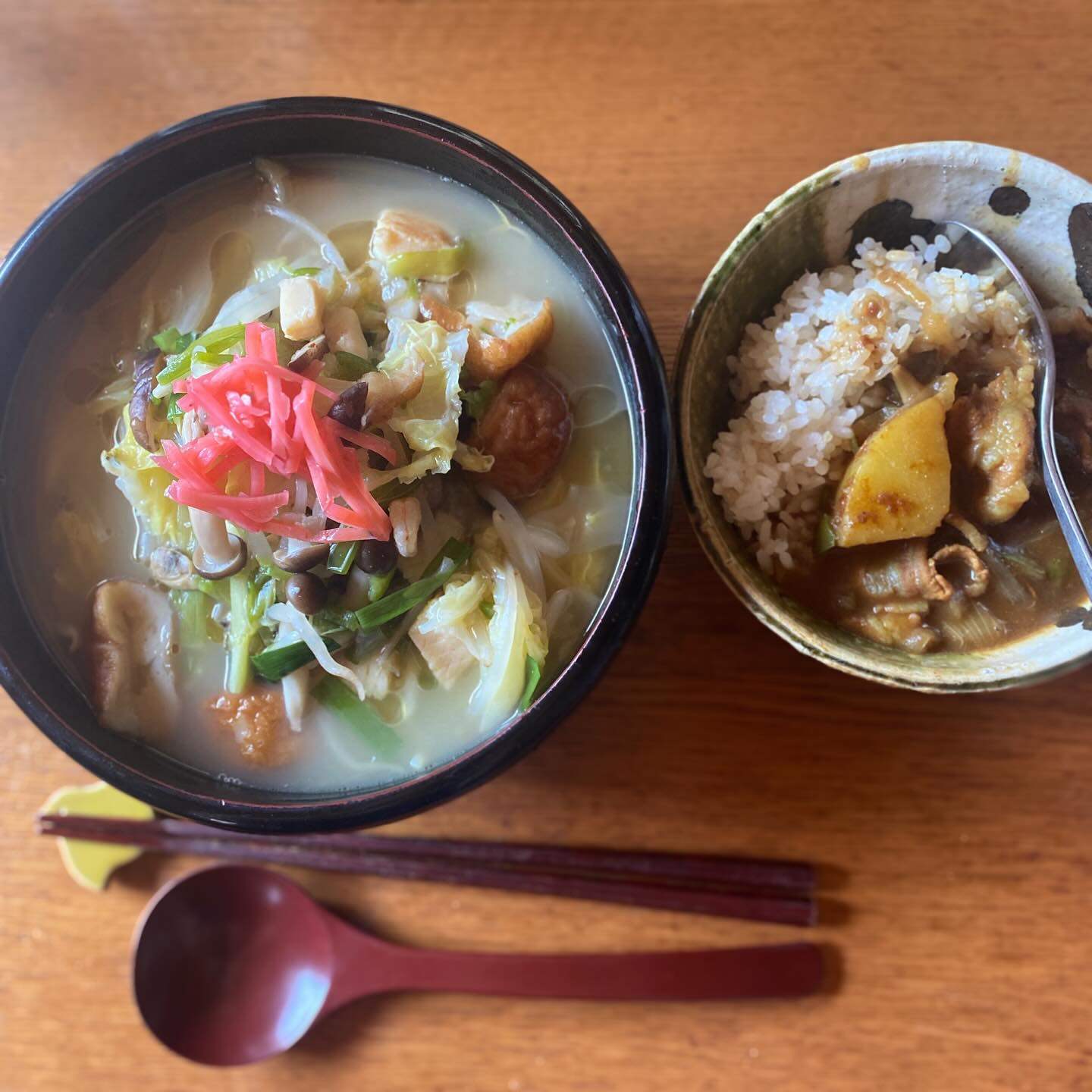 昨日は昼から蕎麦屋で飲んだら、昼寝してしまい、夜は軽く店から持ち帰ったもので済ませたら…。
朝になってokayanがめっちゃ腹減った！となったらしく、大量の昼ごはんを作り出した…,というわけで、ちゃんぽんとミニカレーどんぶりの昼ごはん。く、苦しい…腹一杯…