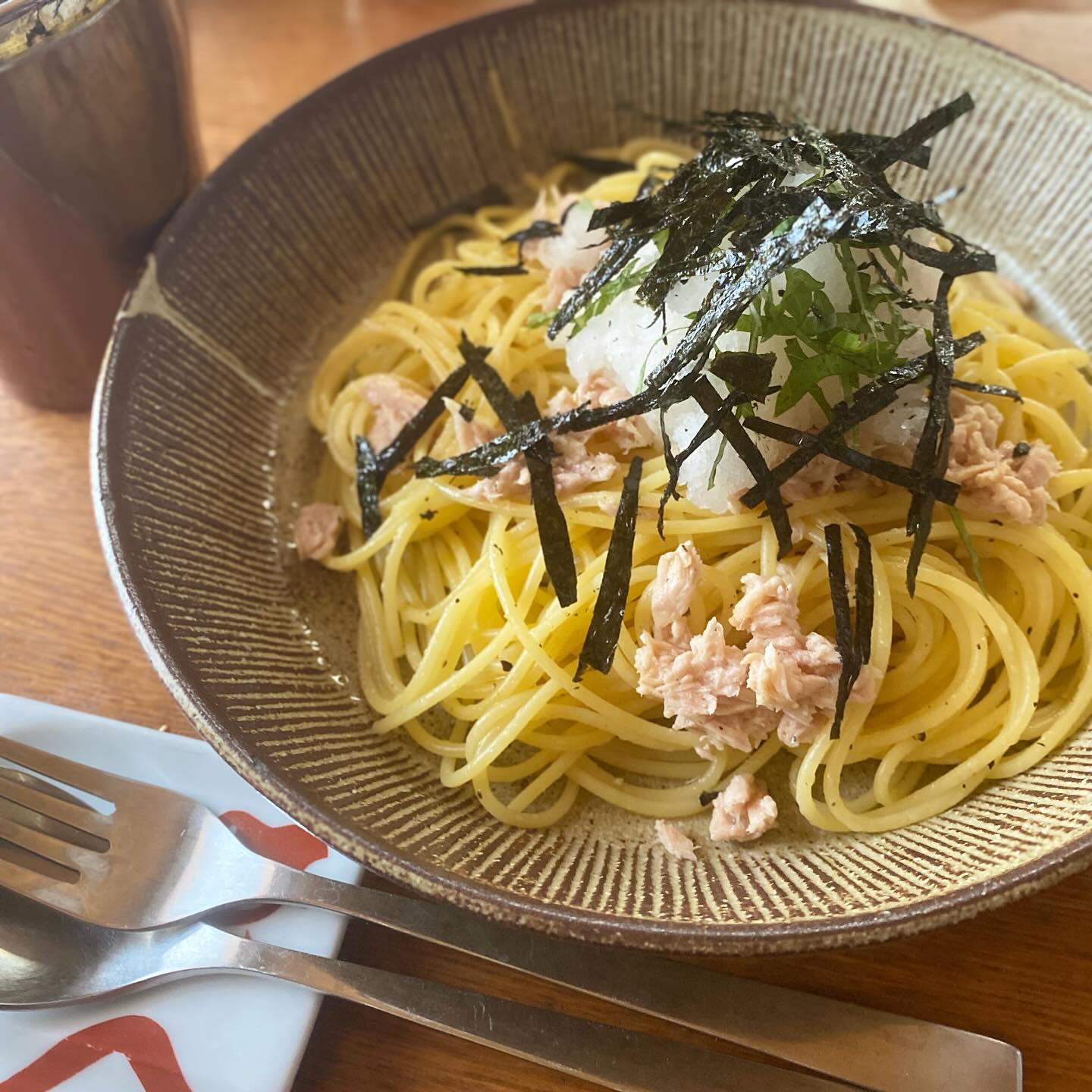 今日の午後、日赤に行って親知らずの切開手術をするのです　親知らずは奥深くにいるのに、農法ができてしまい、無理矢理切開して抜くしかないという…いつもの歯科医院の院長先生や担当の先生、執刀する先生や経験者などみんなに痛いよ！と言われて、悲しい
それで今月は休みのたびに贅沢三昧の食事をしてきたのであります。当分流動食中心に行くしかなさそうなので！
本日はokayanぎバックパッカー旅から帰ってきた頃、30年近く前に良く作っていたという和風おろしパスタ。ばたーとしおあじあのパスタに醤油を自分でかけながら食べる。美味しいです。